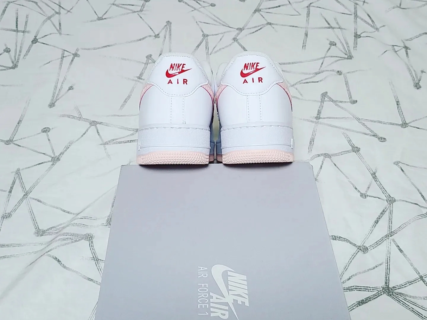 Nike Air Force 1 '07 Valentine's Day 2022 착용 스타일 - 5