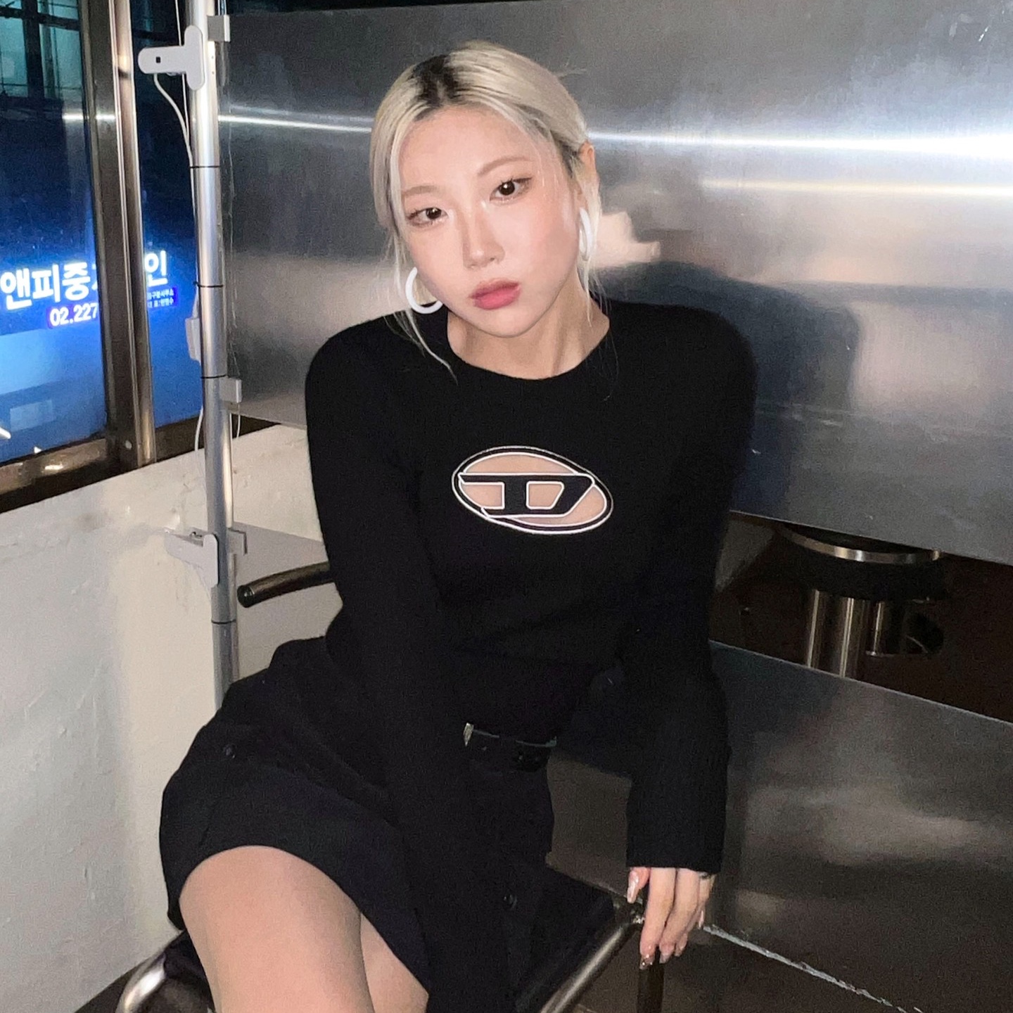 (W) Diesel F-Slimmy-E3 Peekaboo Logo Cropped Sweatshirt Black, (W) Diesel F-Slimmy-E3 Peekaboo Logo Cropped Sweatshirt Blue 착용 스타일