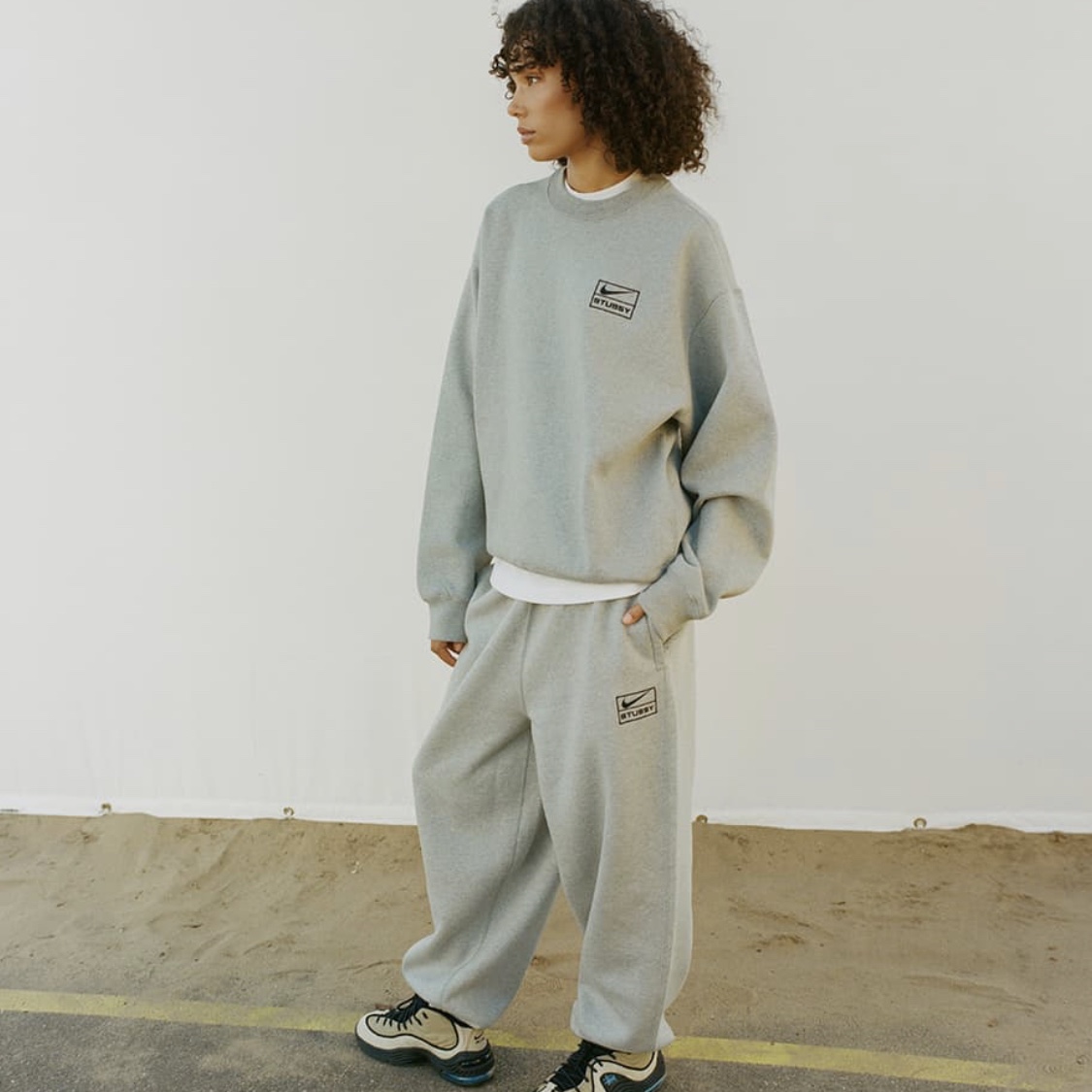 Nike x Stussy Air Penny II Rattan and Limestone, Nike x Stussy NRG Fleece Pants Dark Grey Heather (DO9340-063) 착용 스타일 - 2