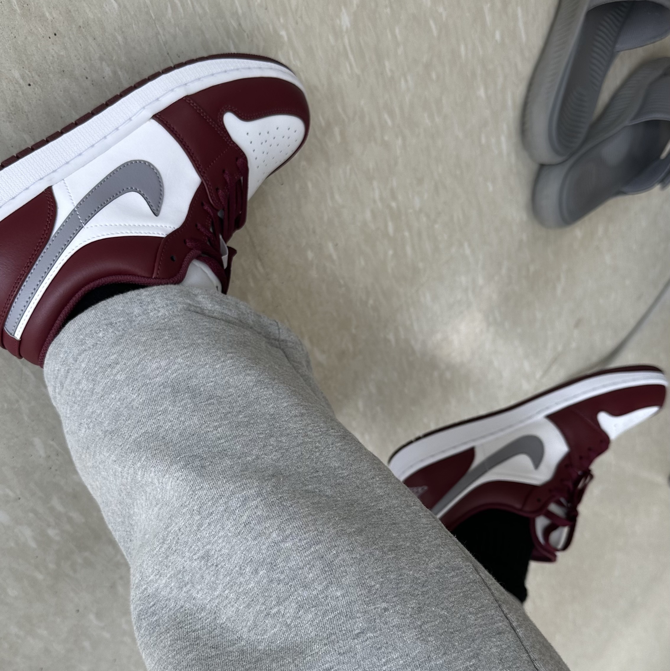 Jordan 1 Low Cherrywood Red 착용 스타일