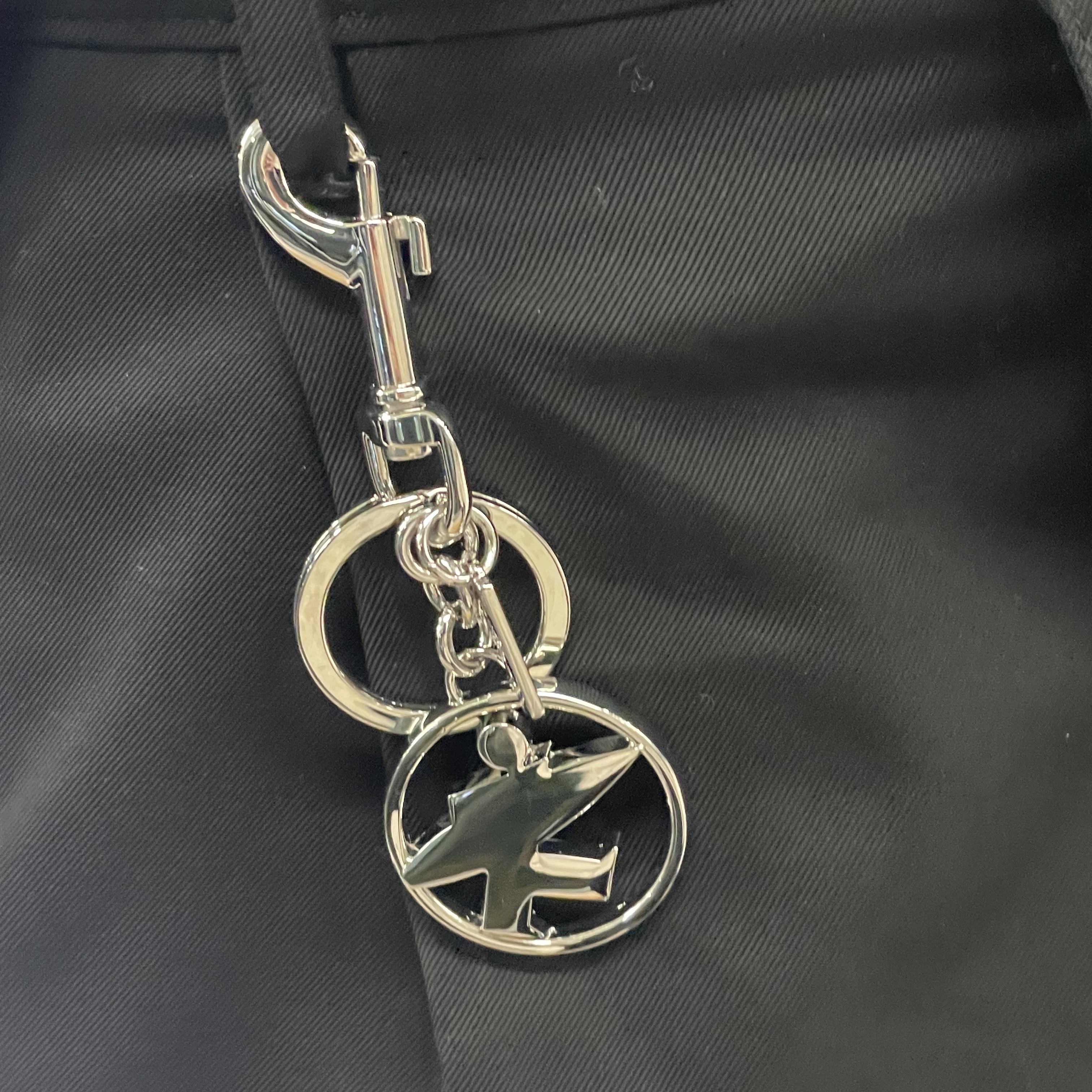 Stussy Surfman Keychain Silver 착용 스타일 - 3