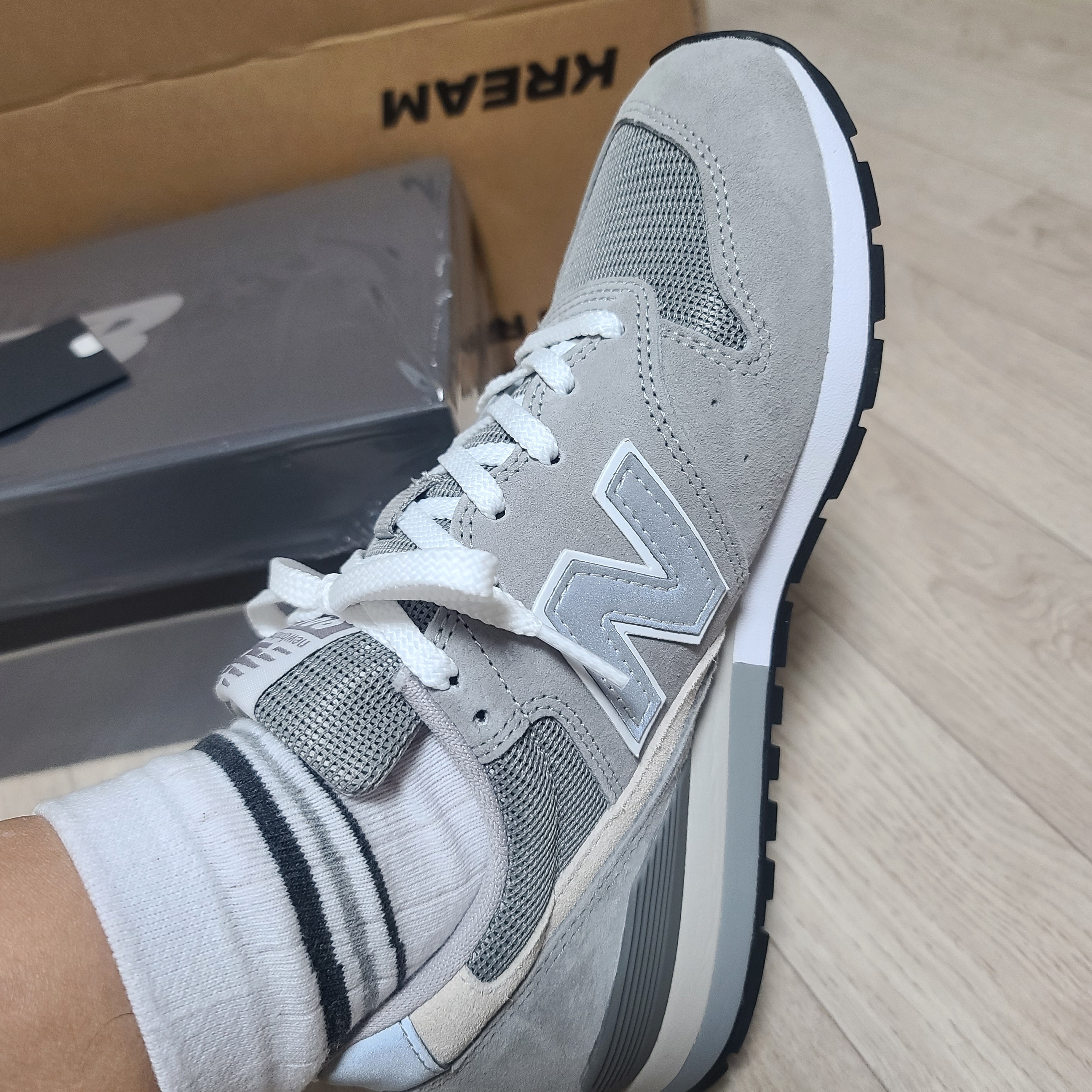 New Balance 996 Grey 착용 스타일 - 4