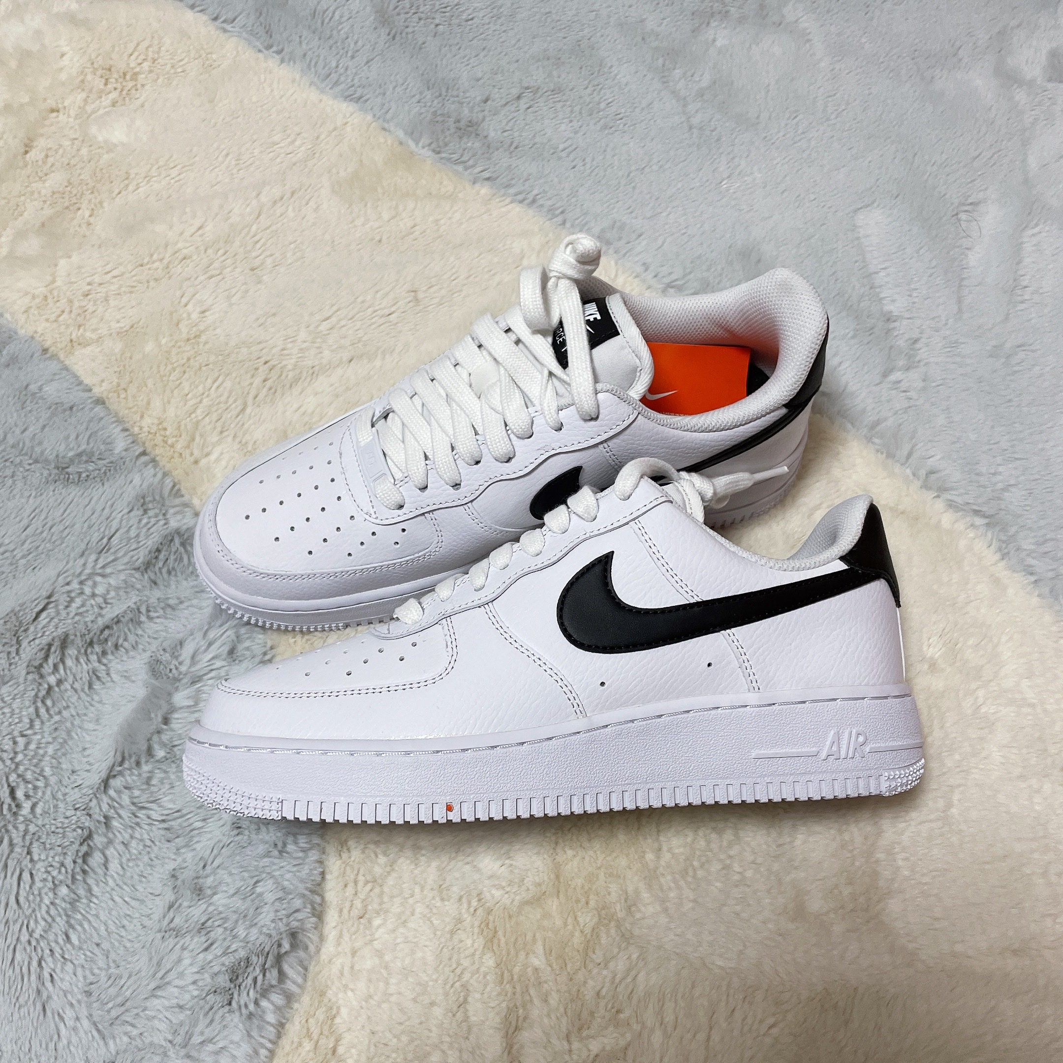 (W) Nike Air Force 1 '07 White Black 착용 스타일 - 2