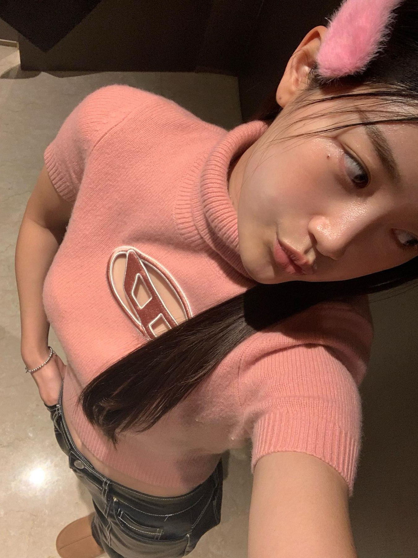 (W) Diesel M-Argaret Jumper Cut-Out Logo Short Sleeve Pink, (W) Diesel M-Argaret Jumper Cut-Out Logo Short Sleeve Beige 착용 스타일