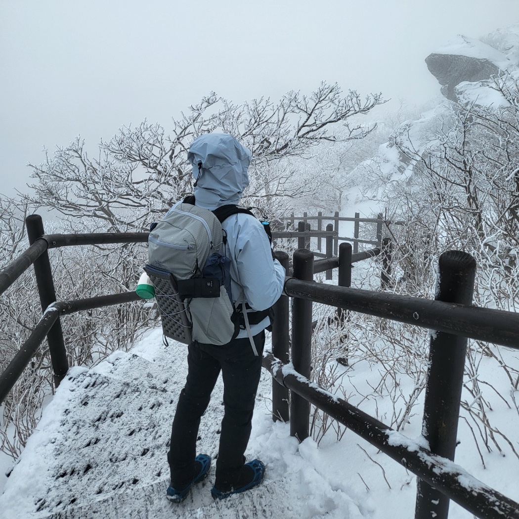 Arc'teryx Atom LT Hoody Black, Arc'teryx Mantis 2 Waistpack Black 착용 스타일 - 5