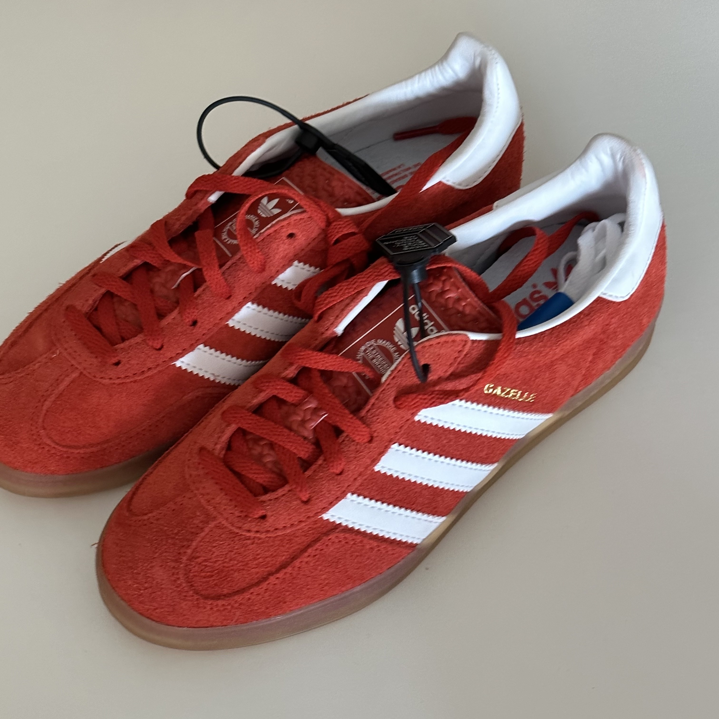 (W) Adidas Gazelle Indoor Bold Orange Cloud White 착용 스타일
