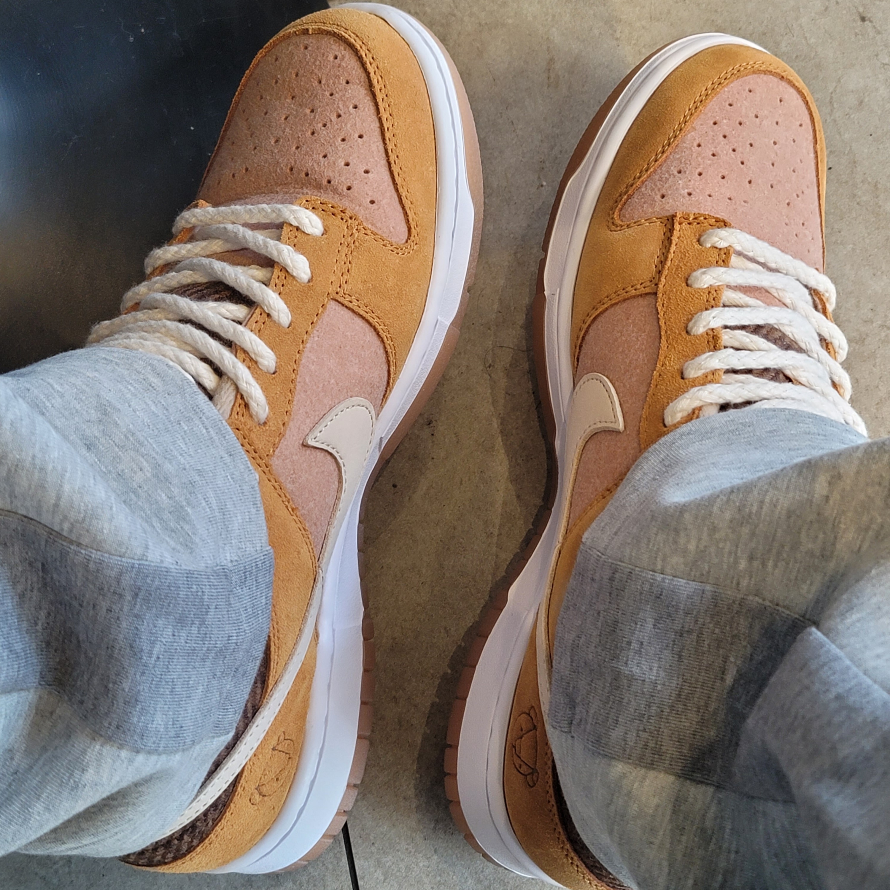 Nike Dunk Low SE Praline Desert Ochre 착용 스타일
