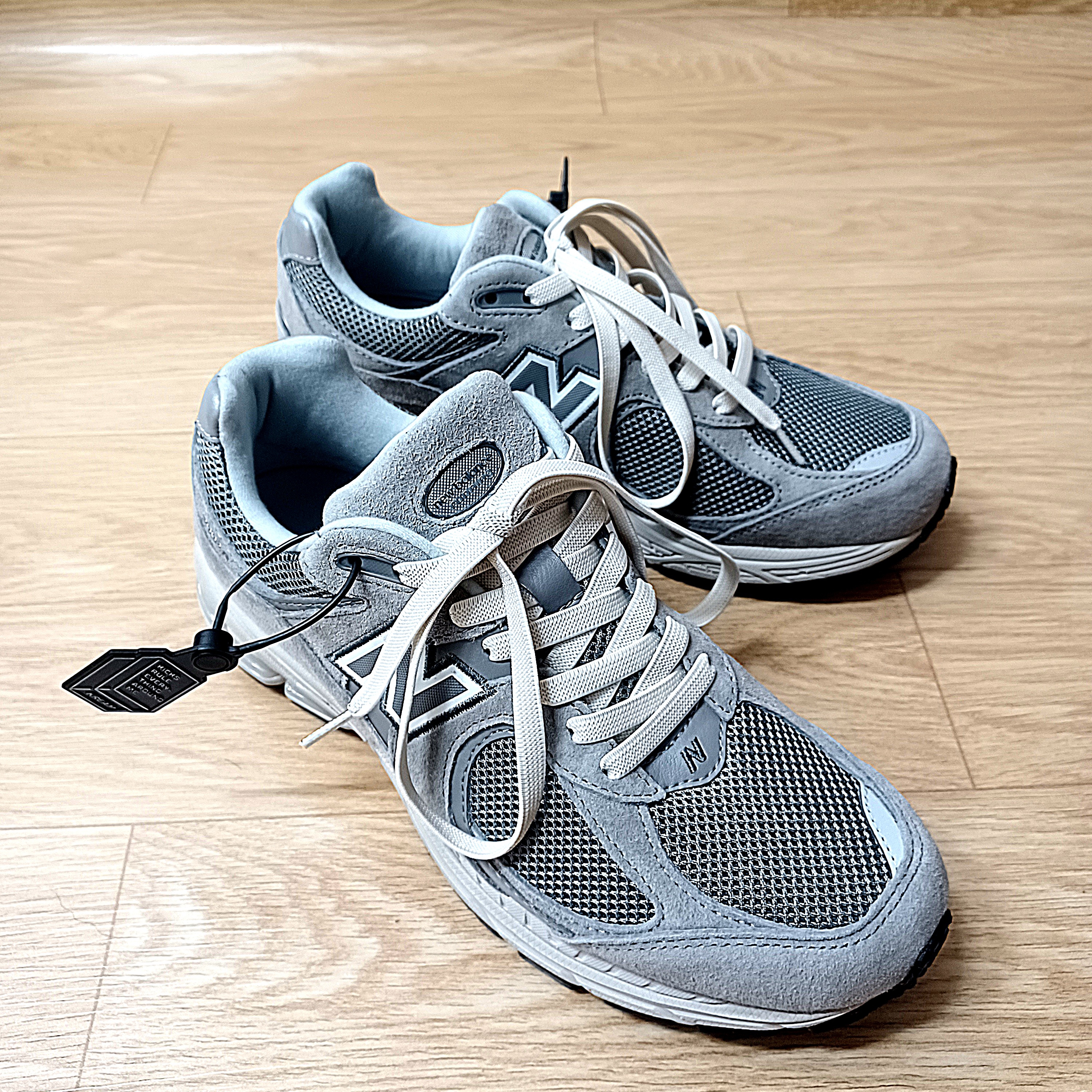 New Balance 2002R Grey 착용 스타일 - 2