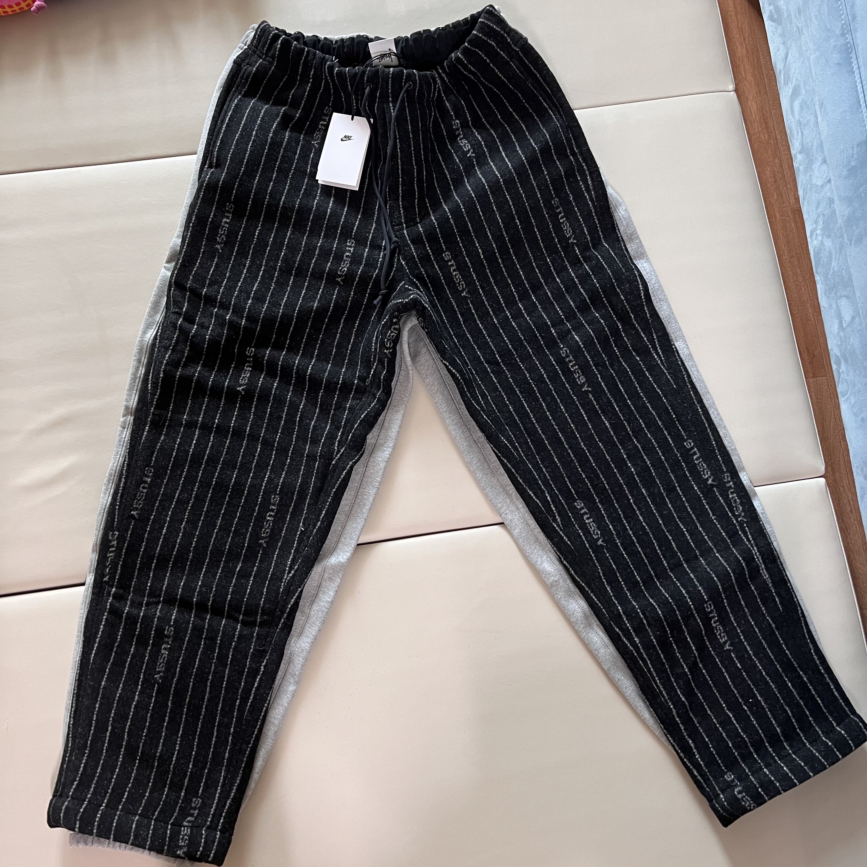 Nike x Stussy NRG Striped Wool Pants Black (DR4021-010), Nike x Stussy NRG Fleece Pants Dark Grey Heather (DO9340-063) 착용 스타일 - 2