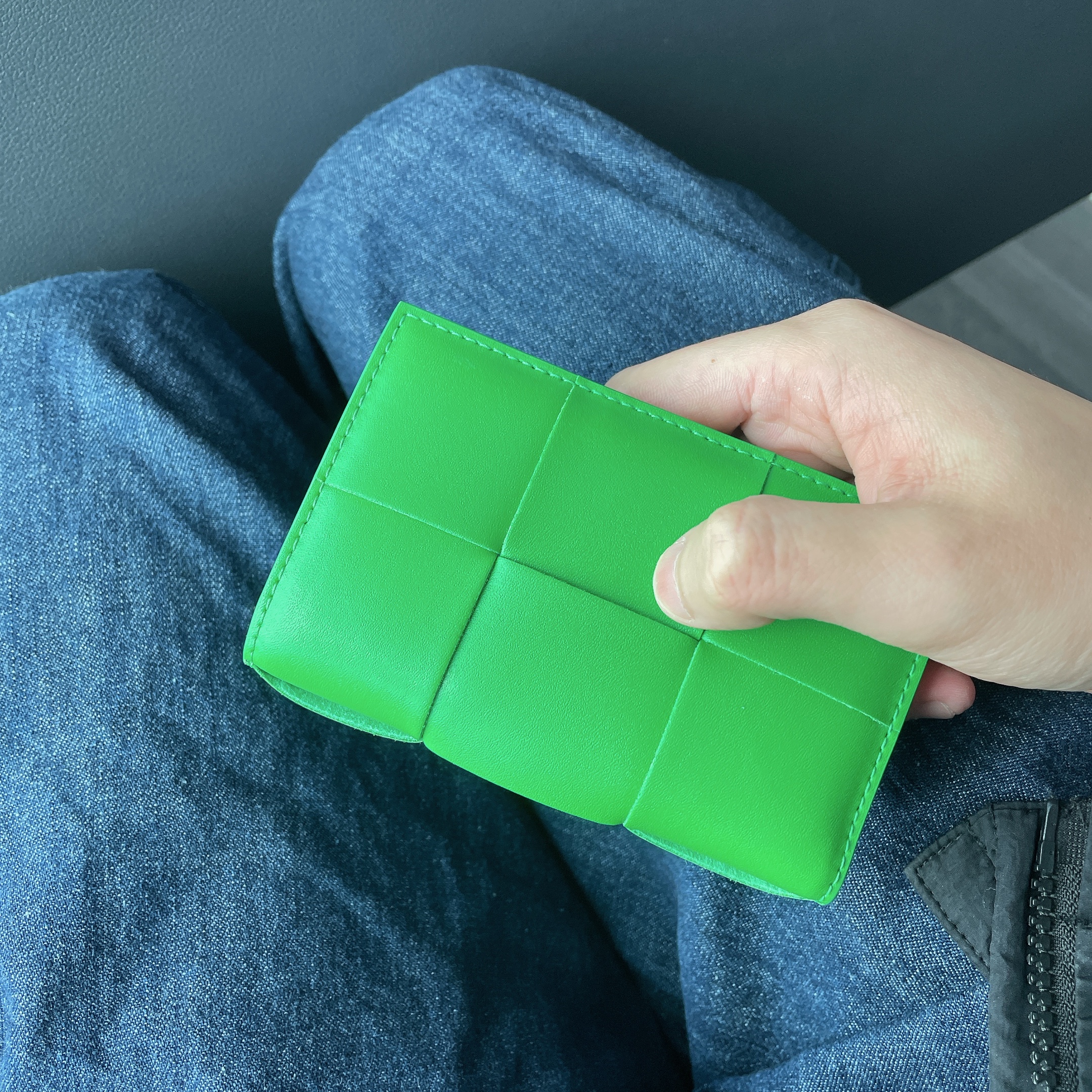 Bottega Veneta Flap Card Case Parakeet 착용 스타일