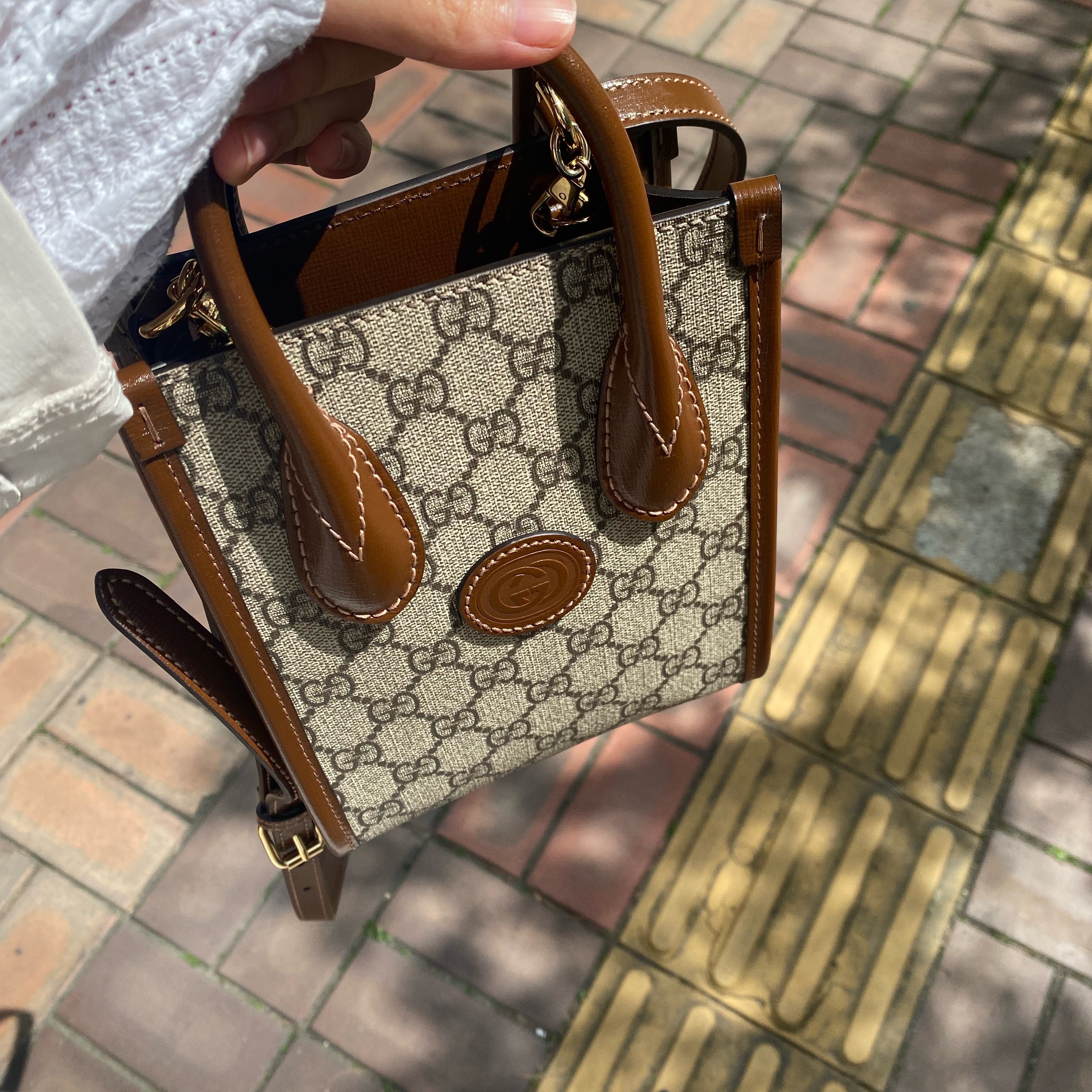 Gucci Mini Tote Bag with Interlocking G Beige Ebony Brown 착용 스타일