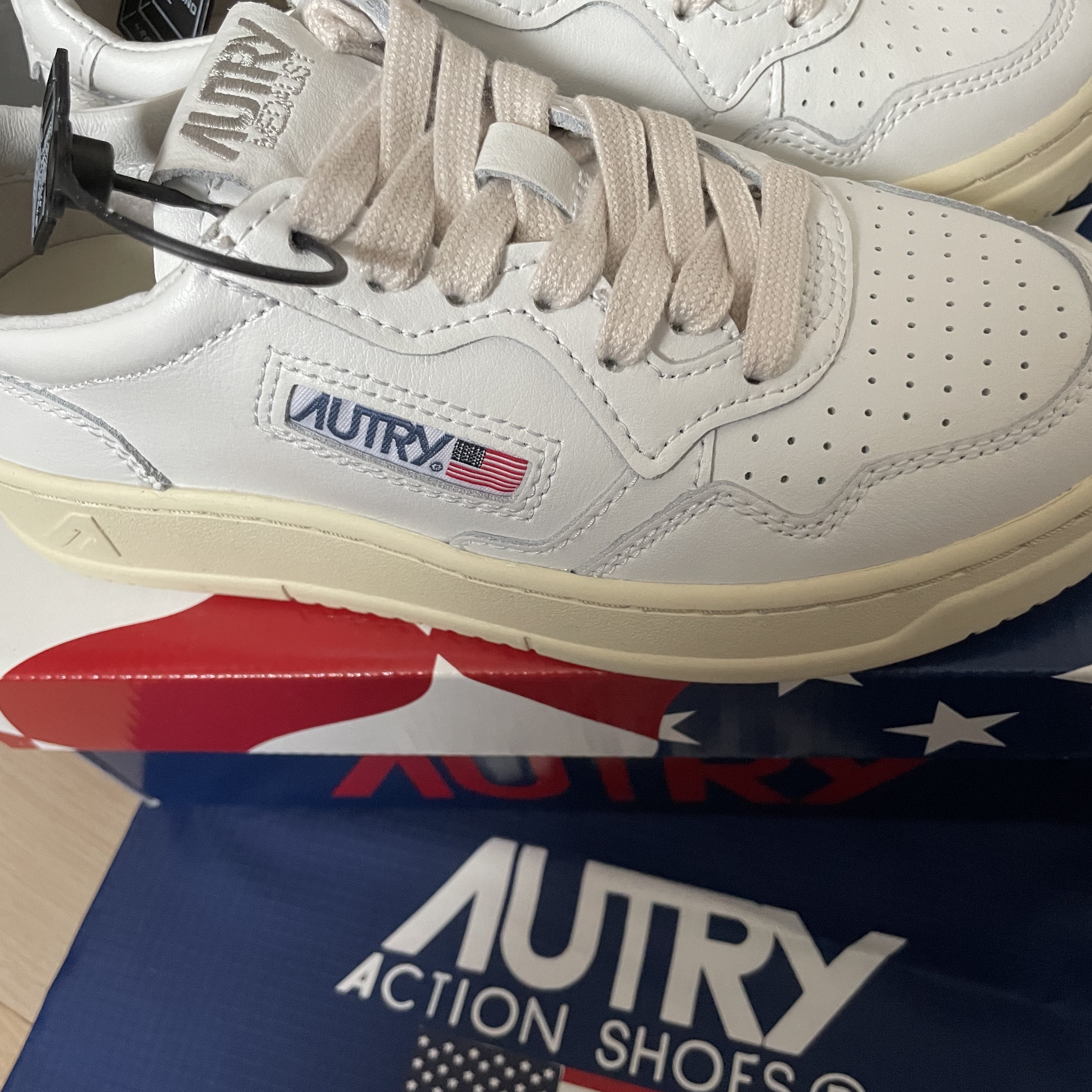(W) Autry Medalist Low Leather Sneakers White 착용 스타일 - 2