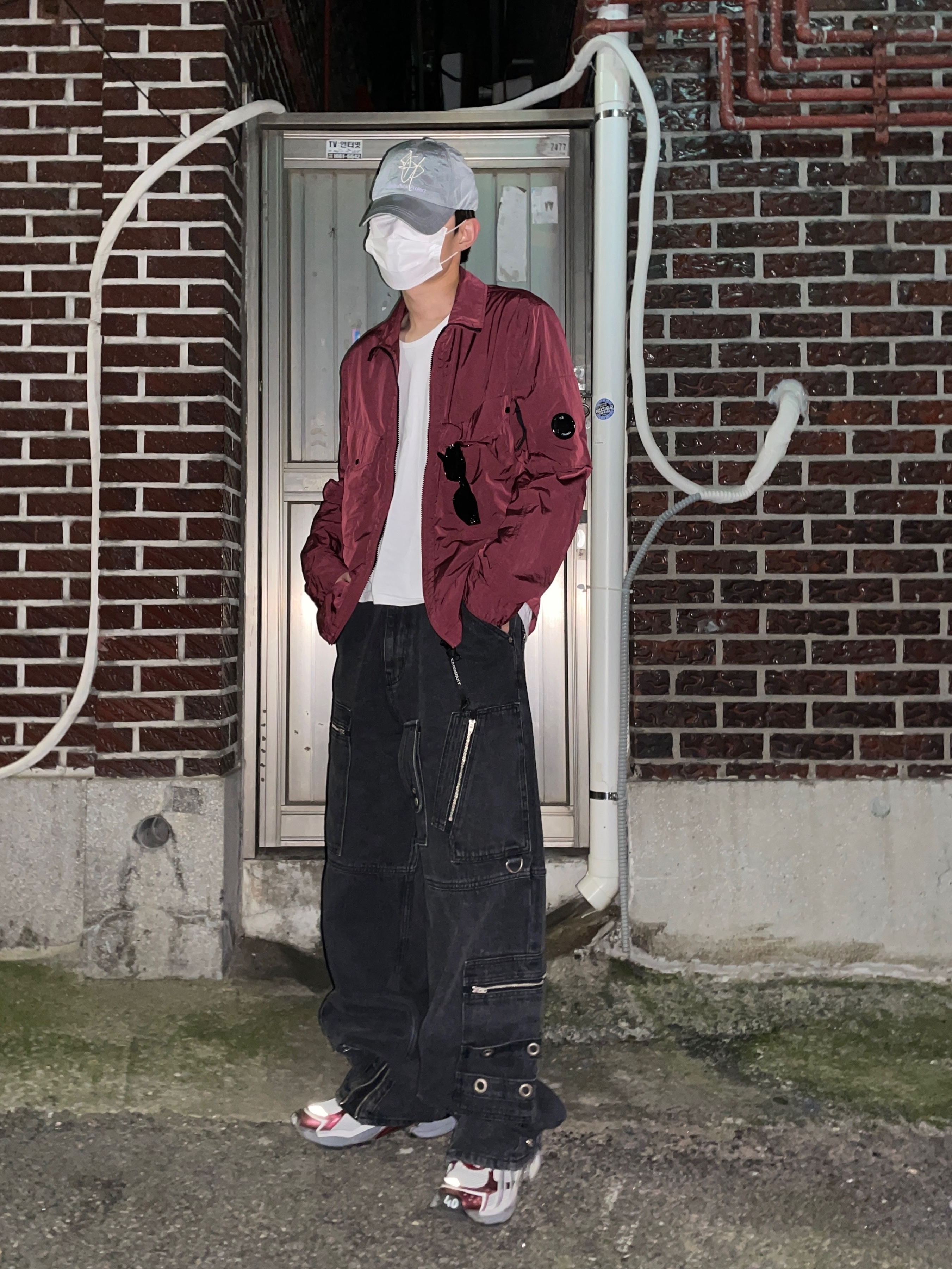 Balenciaga Runner Sneakers Grey Burgundy 착용 스타일 - 2