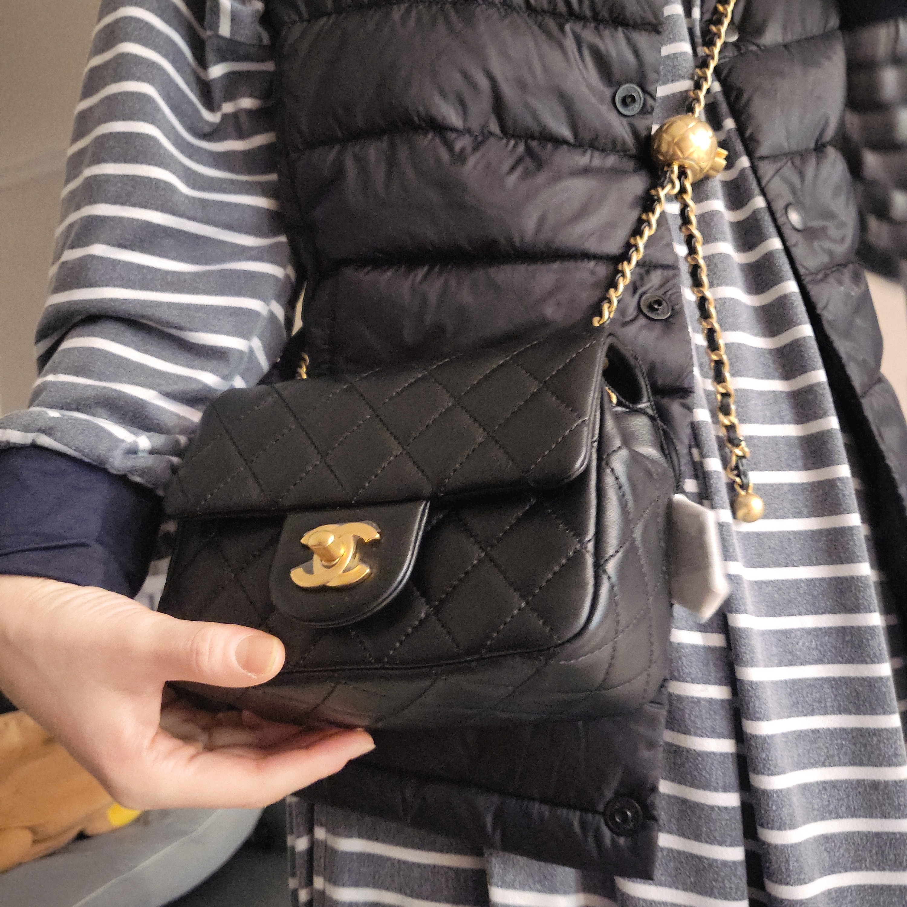 Chanel Mini Flap Bag Lambskin & Gold Black 착용 스타일