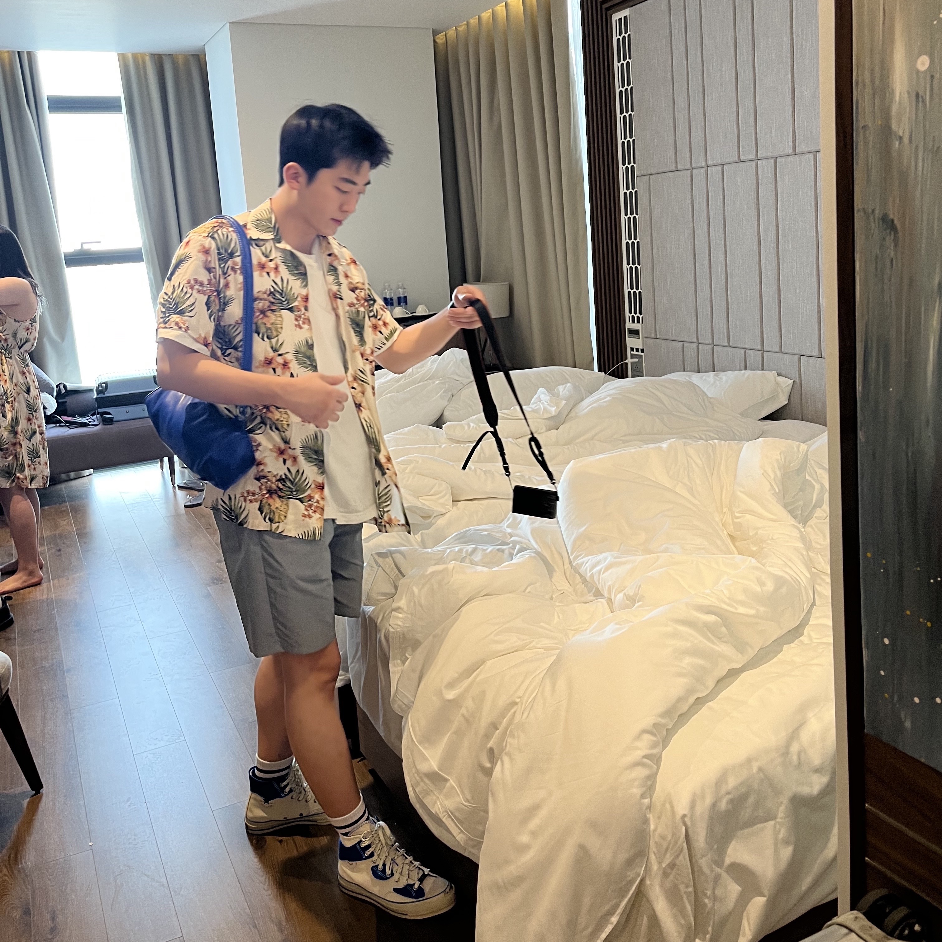 Converse x Ader Error Chuck 70 High White, Ader Error x Zara Leather Shoulder Bag Blue 착용 스타일