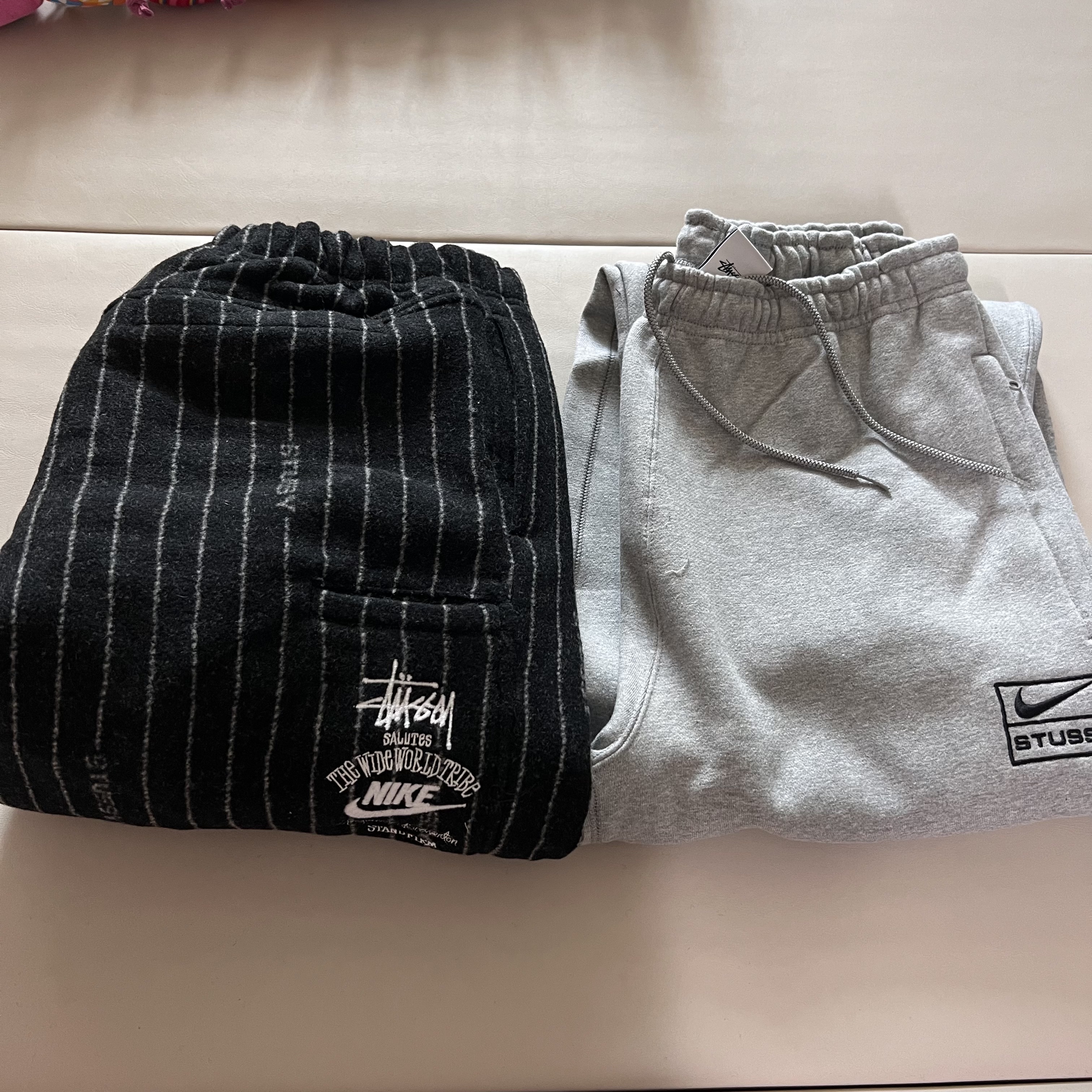Nike x Stussy NRG Striped Wool Pants Black (DR4021-010), Nike x Stussy NRG Fleece Pants Dark Grey Heather (DO9340-063) 착용 스타일 - 1