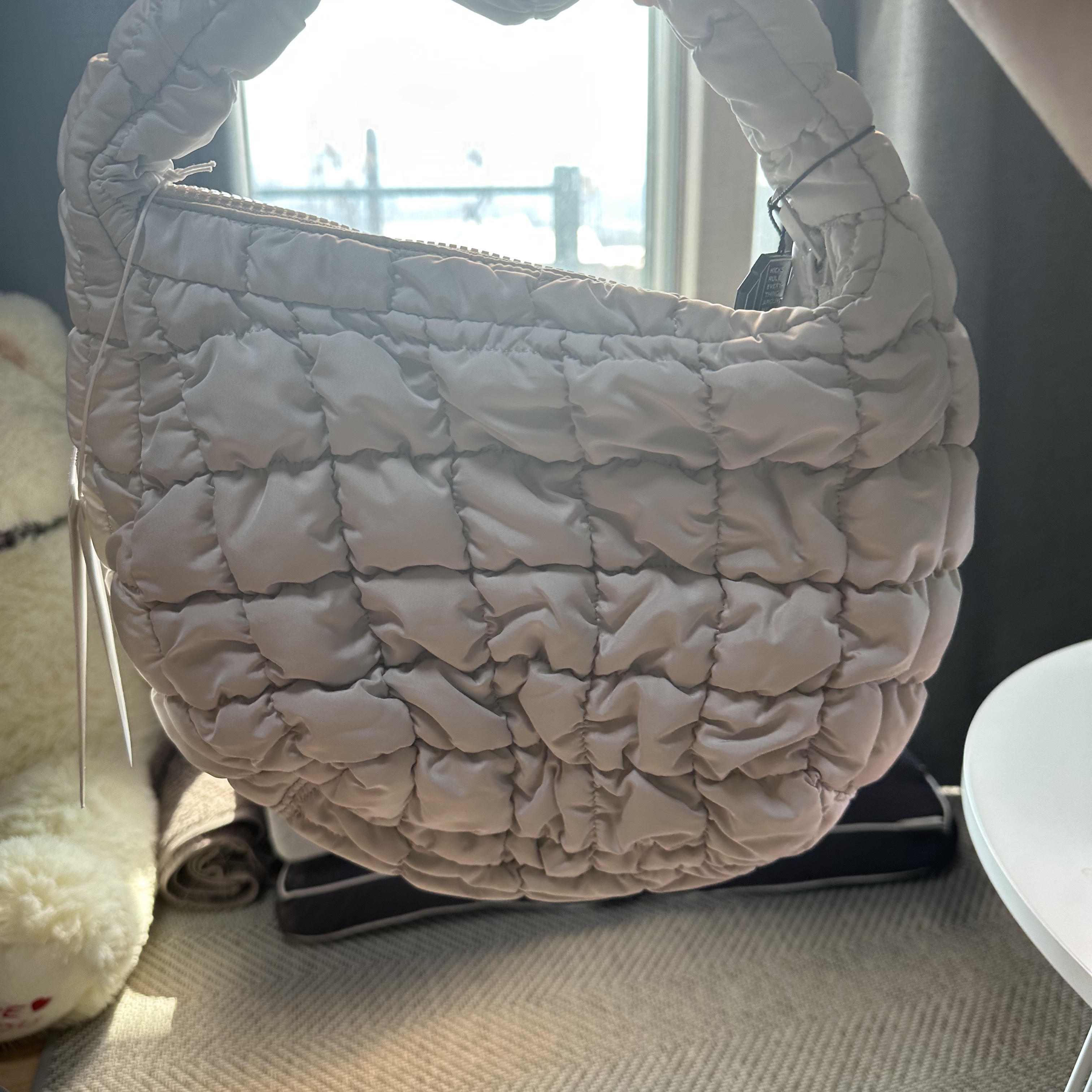 COS Quilted Mini Bag Light Grey 착용 스타일 - 2