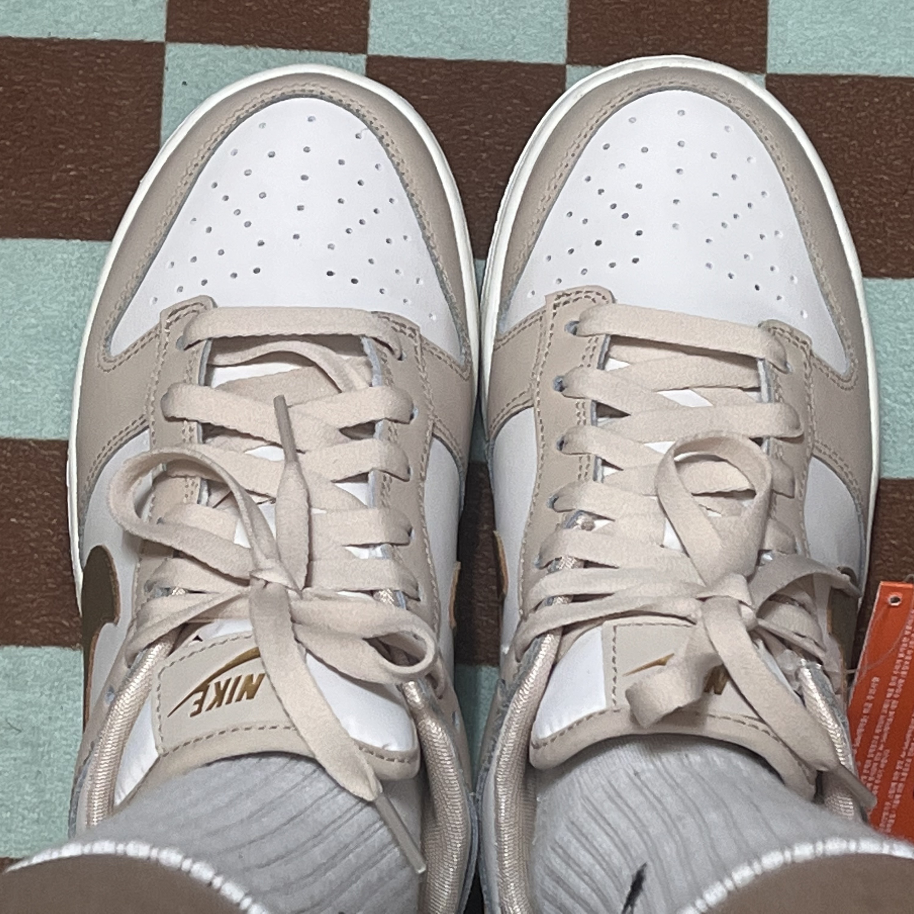 (W) Nike Dunk Low Sanddrift Metallic Gold 착용 스타일 - 2