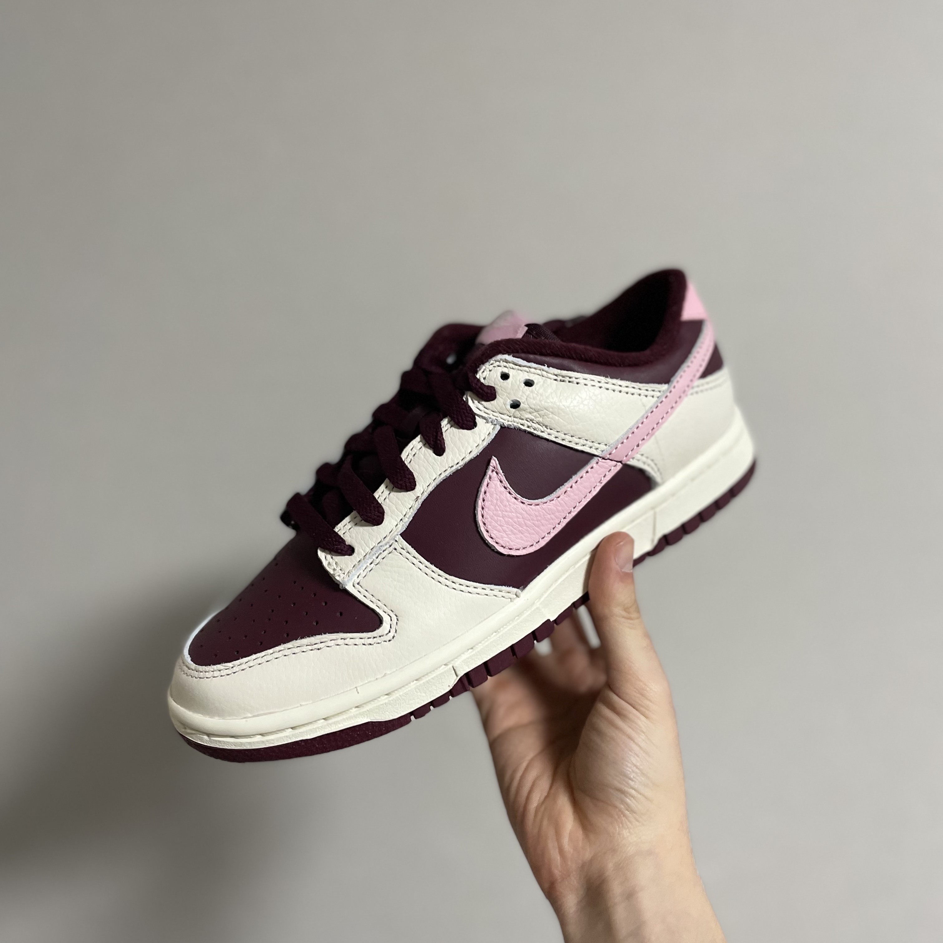 NIke Dunk Low Retro Night Maroon and Medium Soft Pink 착용 스타일
