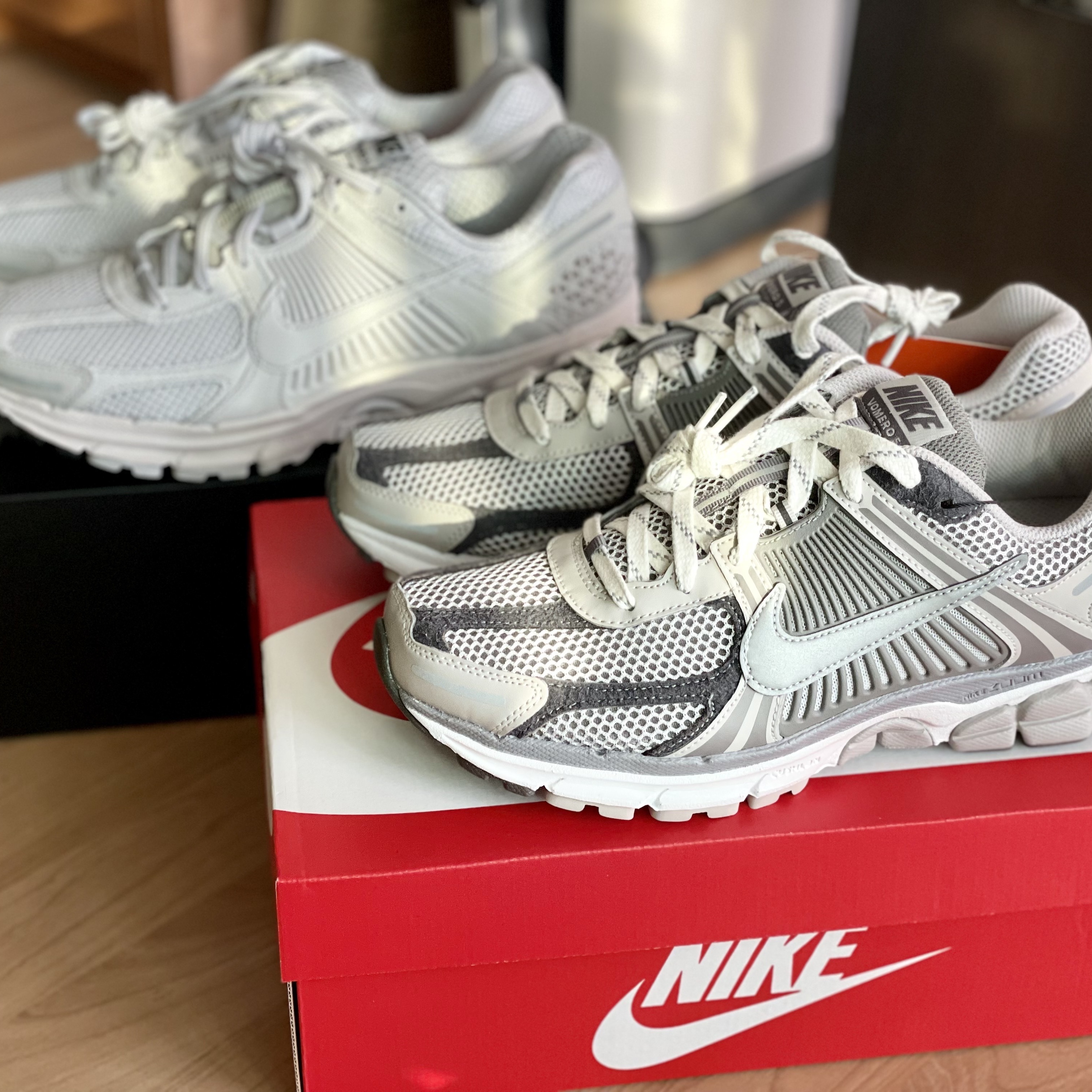 Nike Zoom Vomero 5 PRM Light Iron Ore and Flat Fewter, Nike Zoom Vomero 5 SP Vast Grey 2023 착용 스타일 - 1