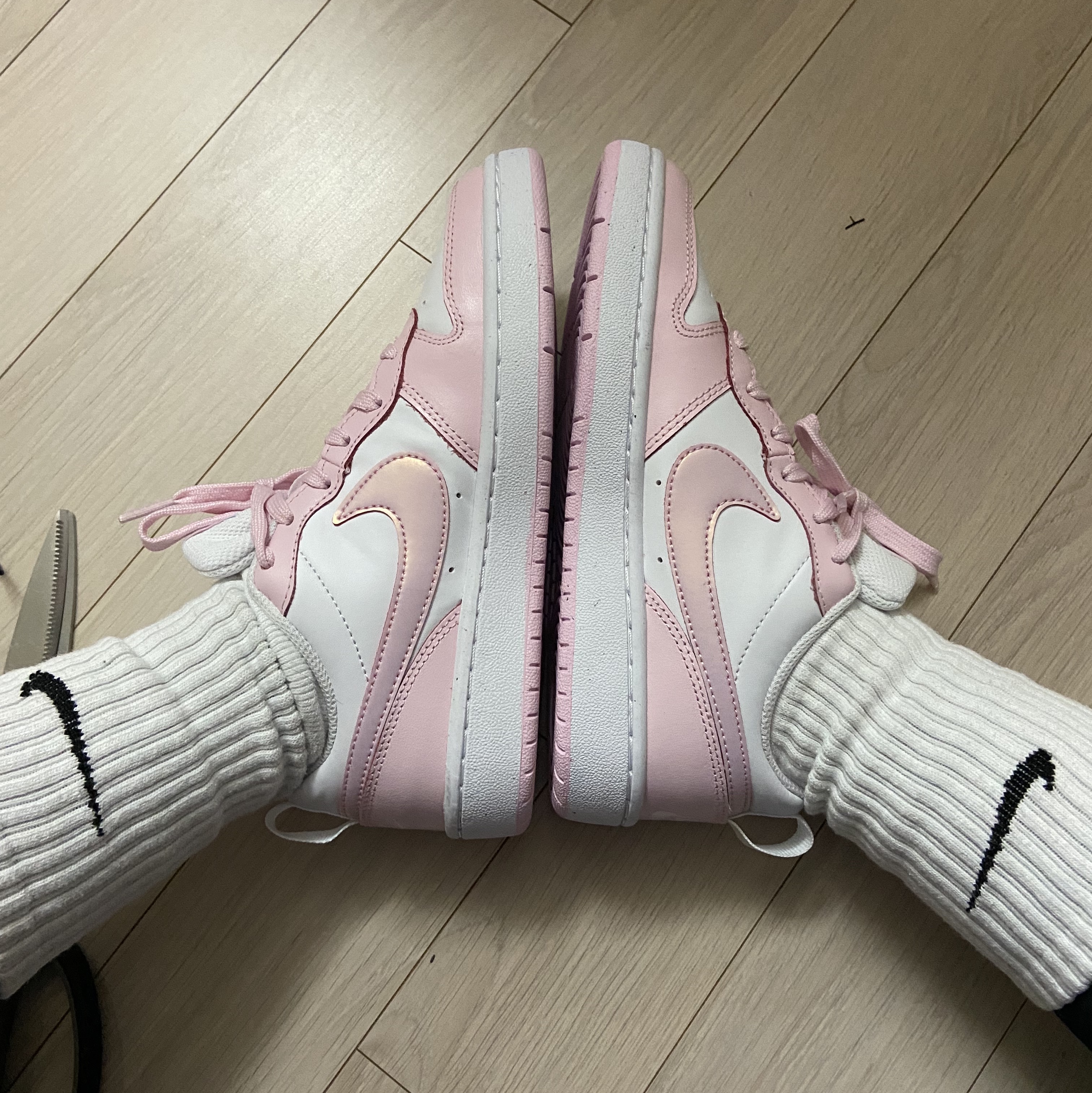 (GS) Nike Court Borough 2 SE White Pink Foam 착용 스타일 - 1