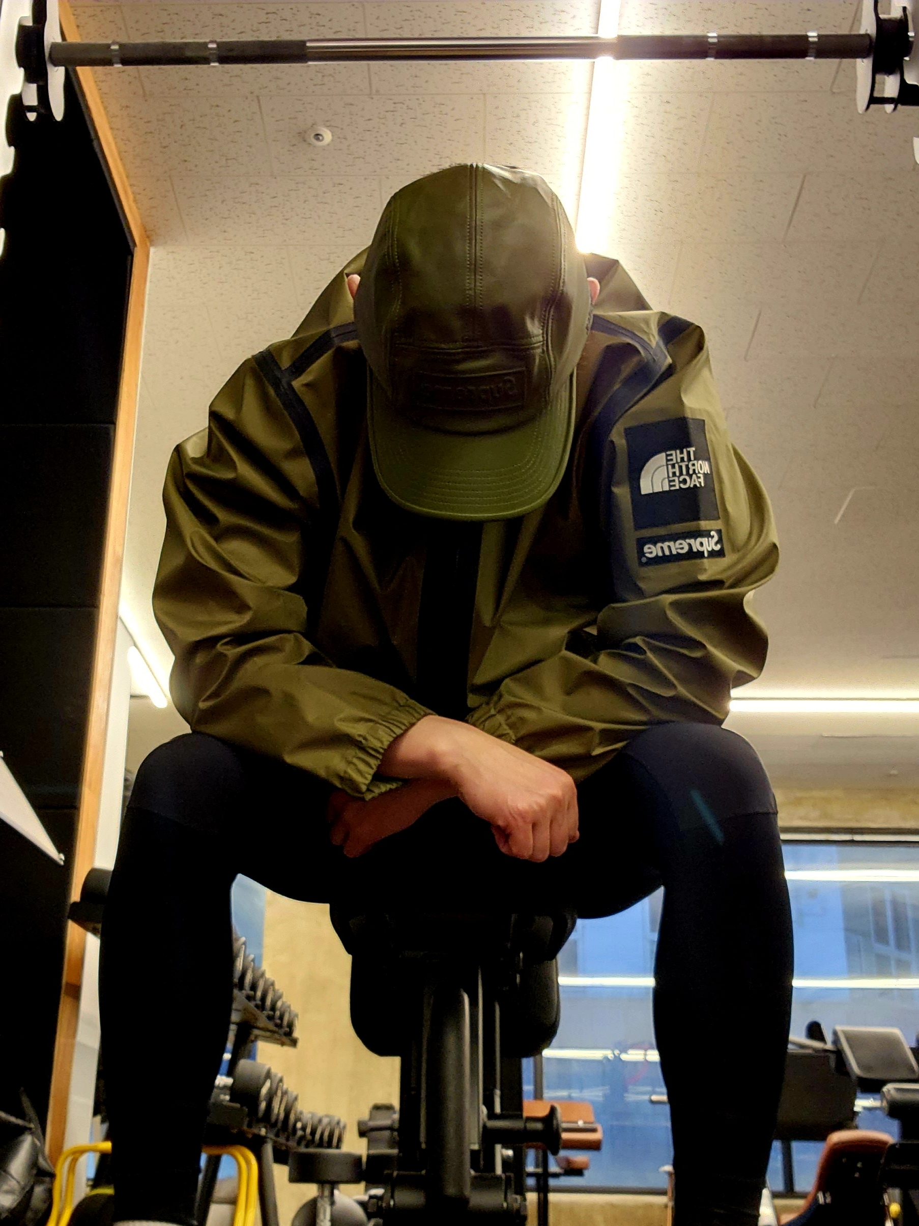Supreme Gore-Tex Leather Camp Cap Olive - 22SS, Supreme x The North Face Summit Series Outer Tape Seam Coaches Jacket Olive - 21SS 착용 스타일 - 2