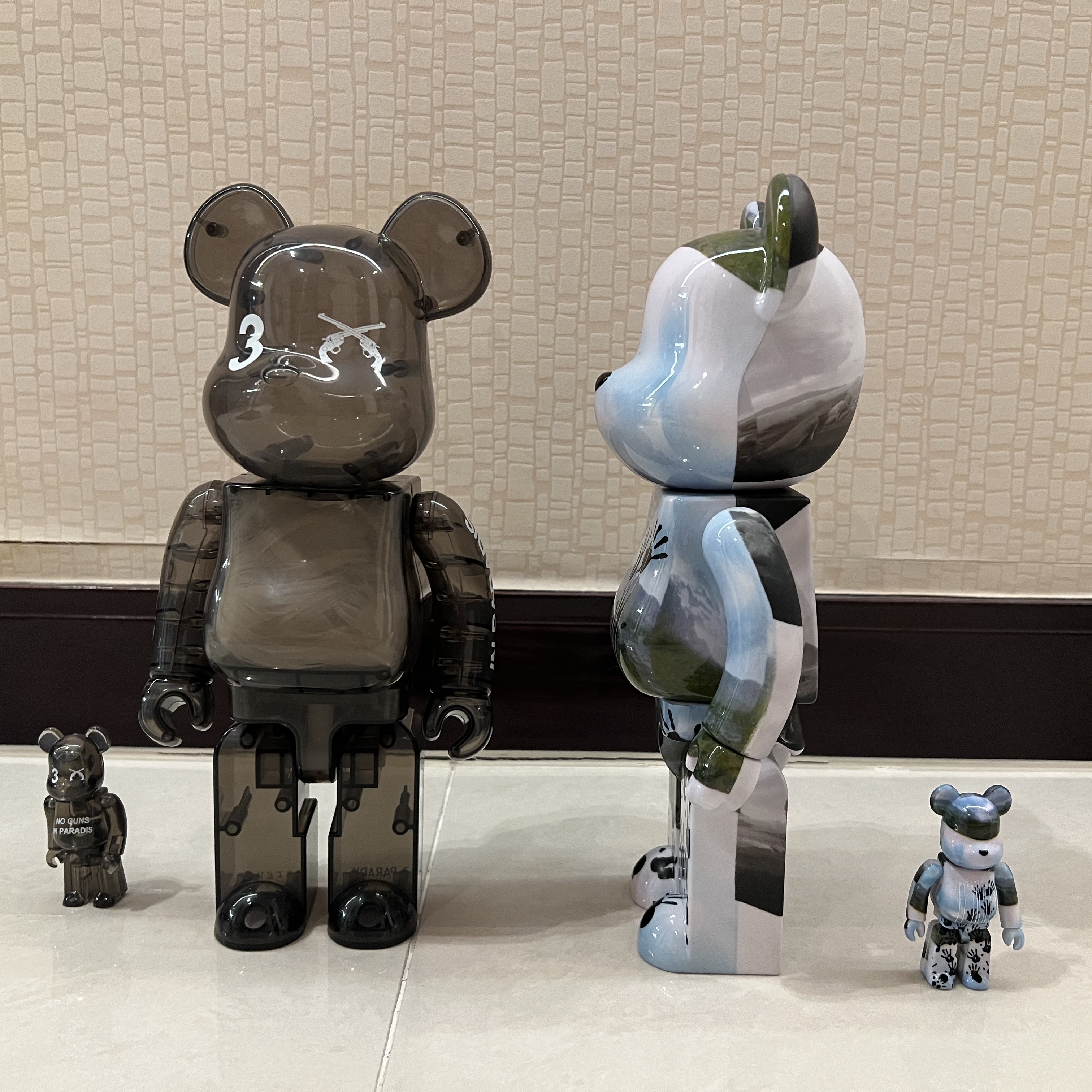 Bearbrick x 3.Paradis x Roarguns 100% & 400% Set 착용 스타일 - 1
