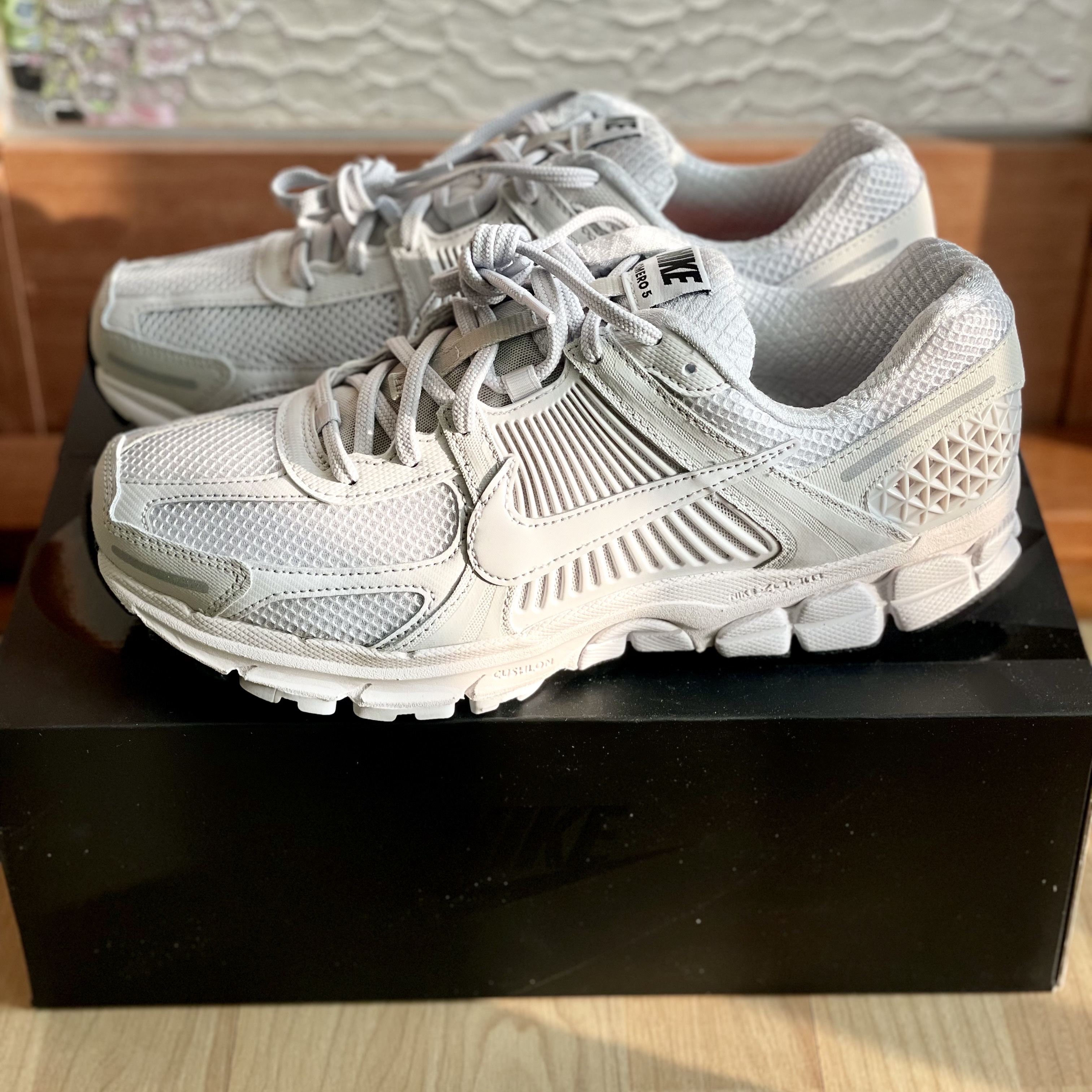 Nike Zoom Vomero 5 PRM Light Iron Ore and Flat Fewter, Nike Zoom Vomero 5 SP Vast Grey 2023 착용 스타일 - 5