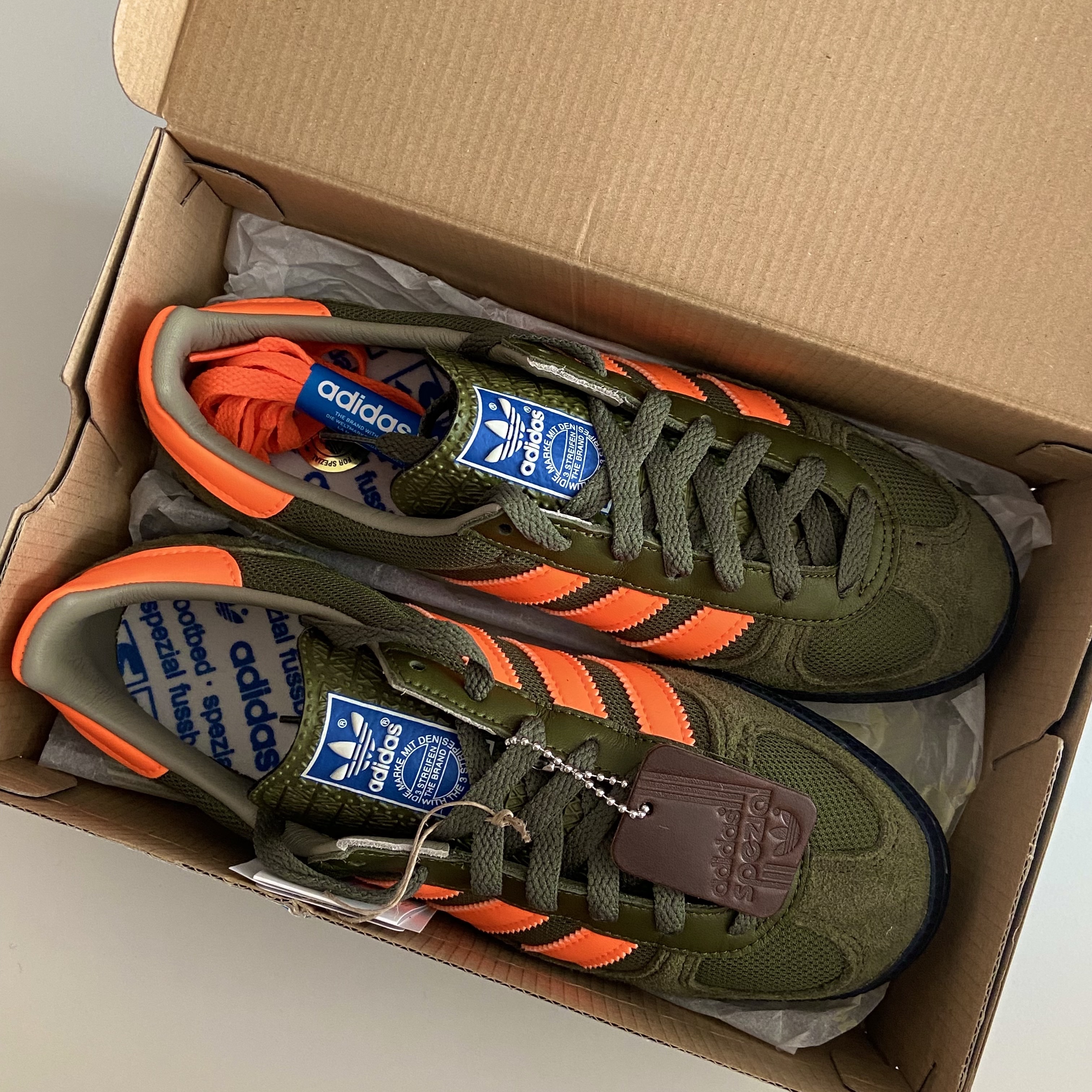 Adidas Spezial Barrowland Dust Green Orange 착용 스타일 - 1