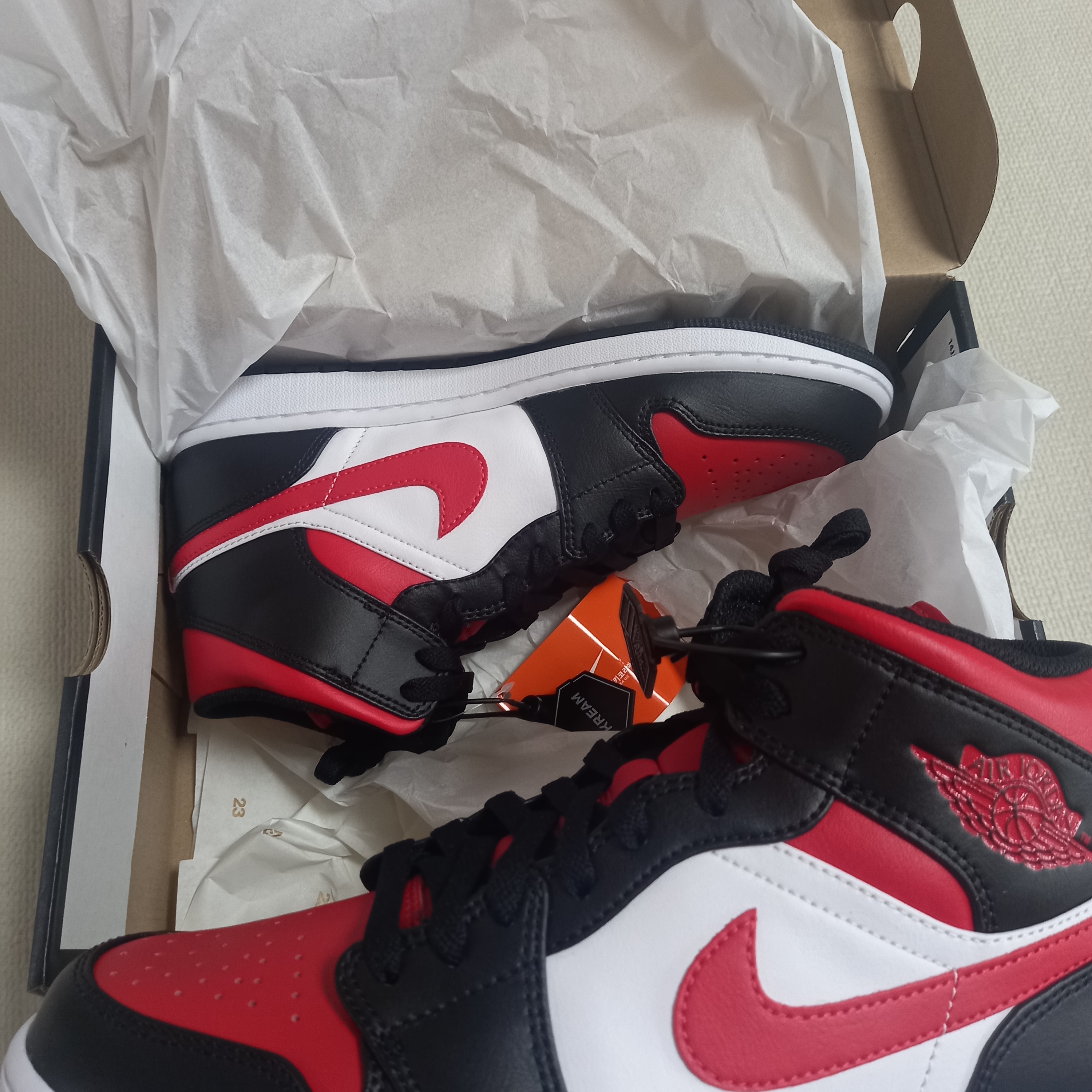 Jordan 1 Mid Black Fire Red 착용 스타일