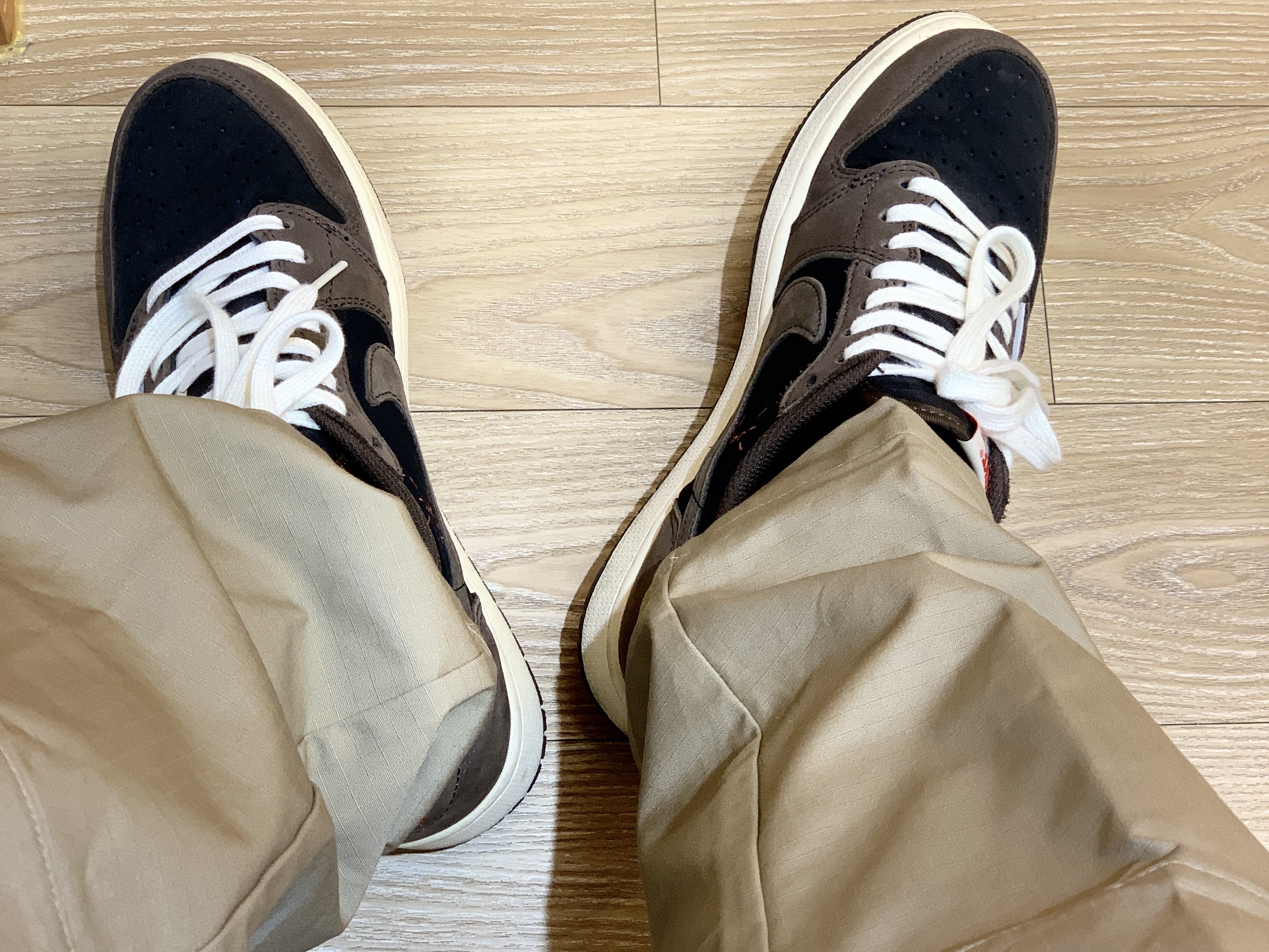 Jordan 1 x Travis Scott Retro Low OG SP Mocha 착용 스타일 - 2