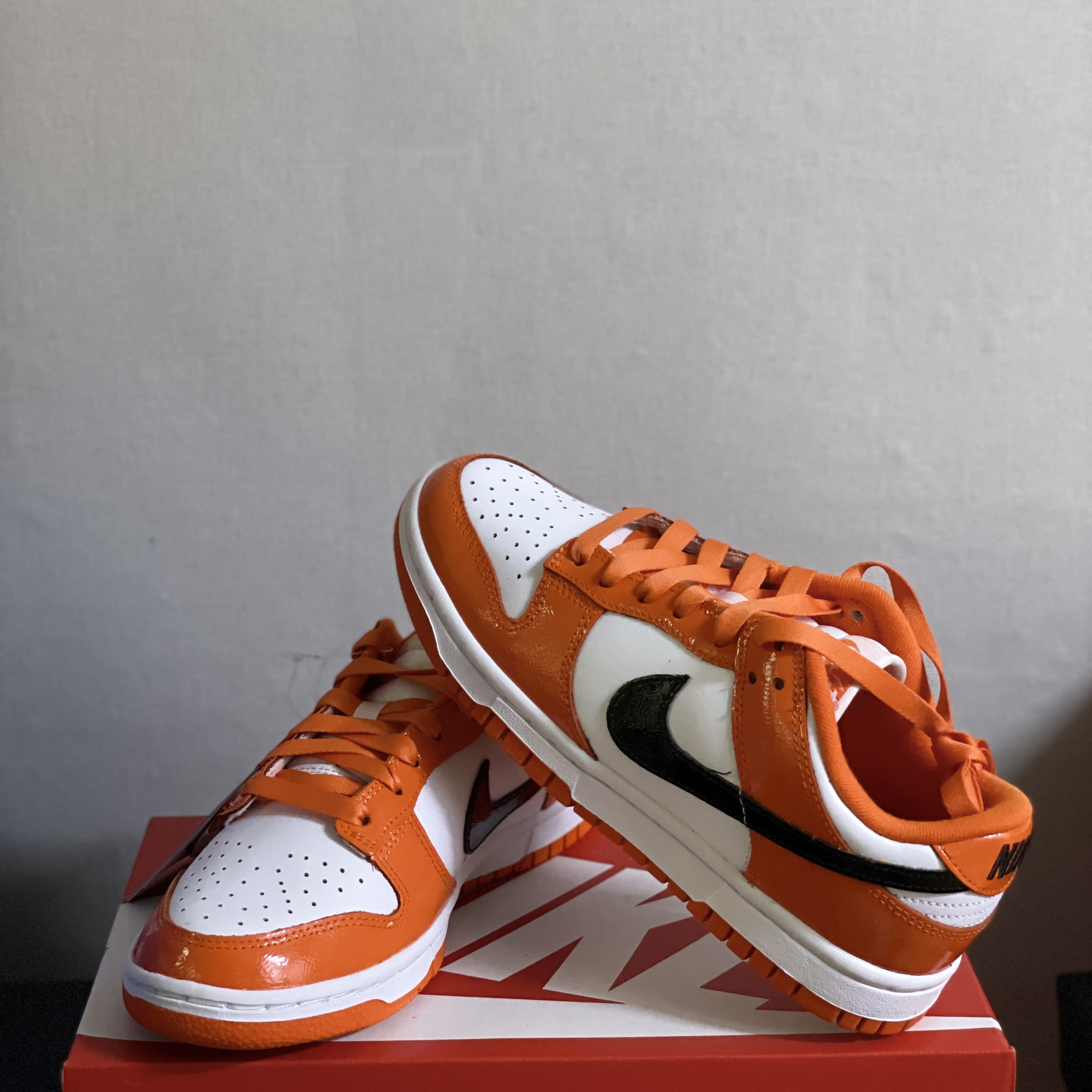 (W) Nike Dunk Low Essential Brilliant Orange 착용 스타일 - 2