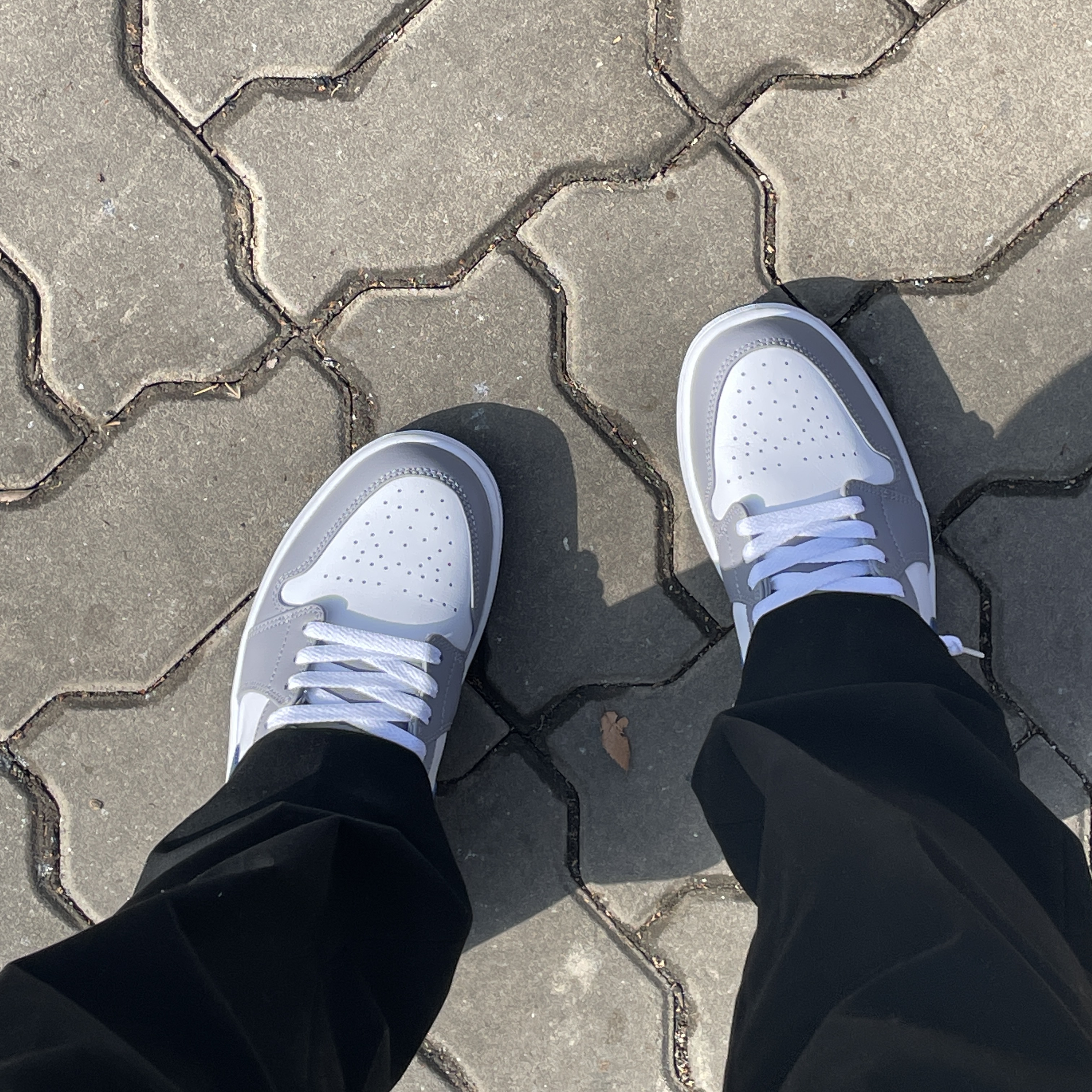 Jordan 1 Mid Cement Grey True Blue 착용 스타일 - 2