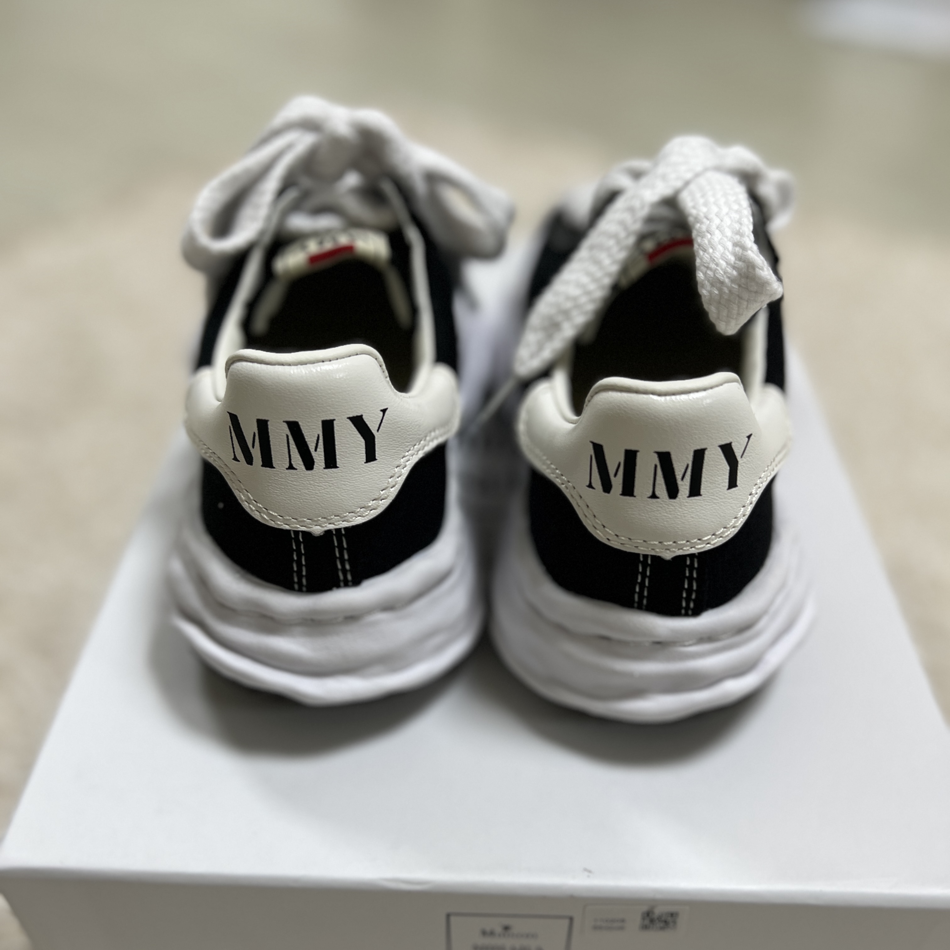 Maison Mihara Yasuhiro Blakey OG Sole Canvas Low-top Sneakers Black White 착용 스타일 - 2