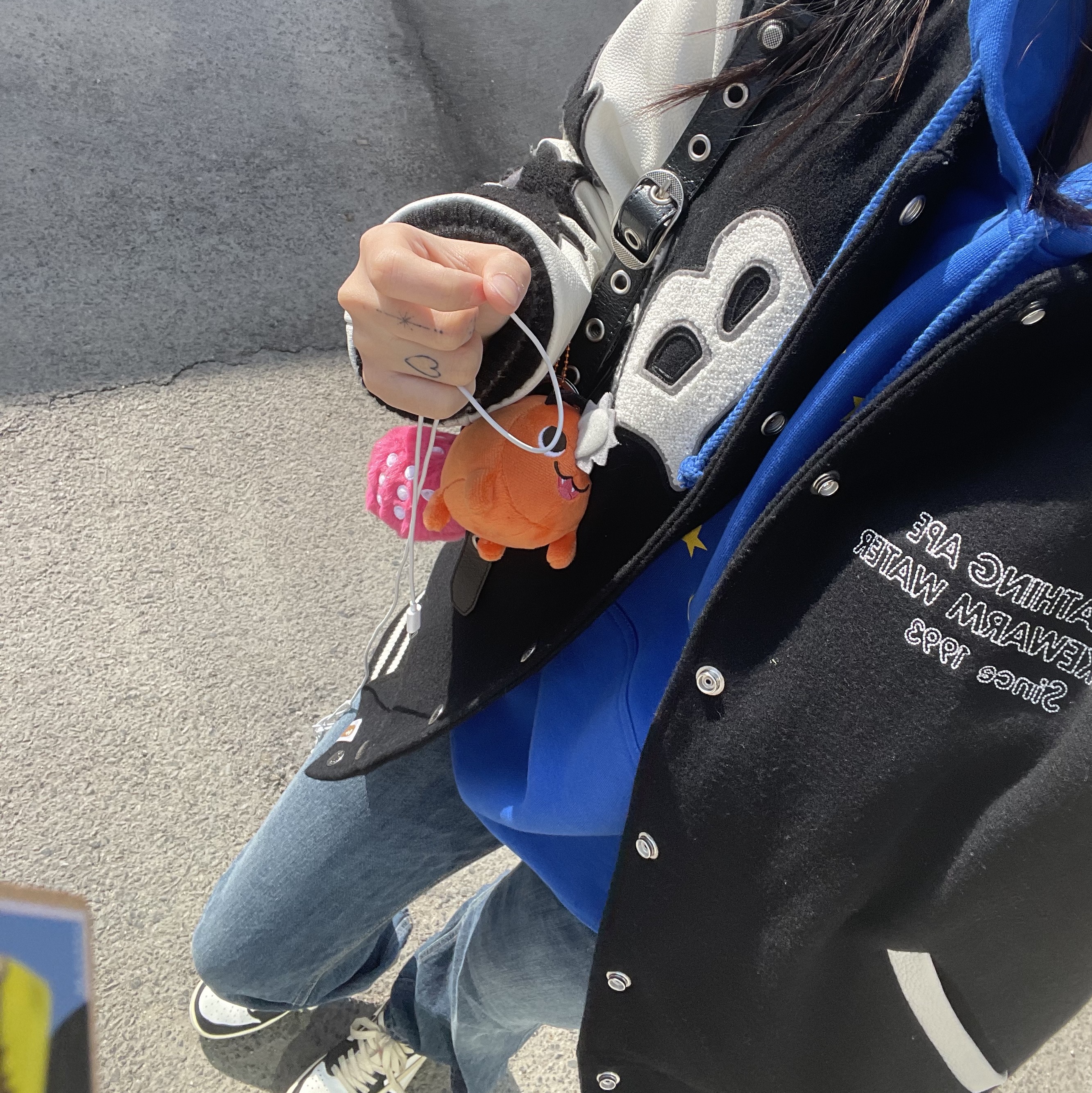 Souvenir Official Eunify Classic Hoodie Blue 2022, BAPE x END. Bowling Varsity Jacket Green 착용 스타일