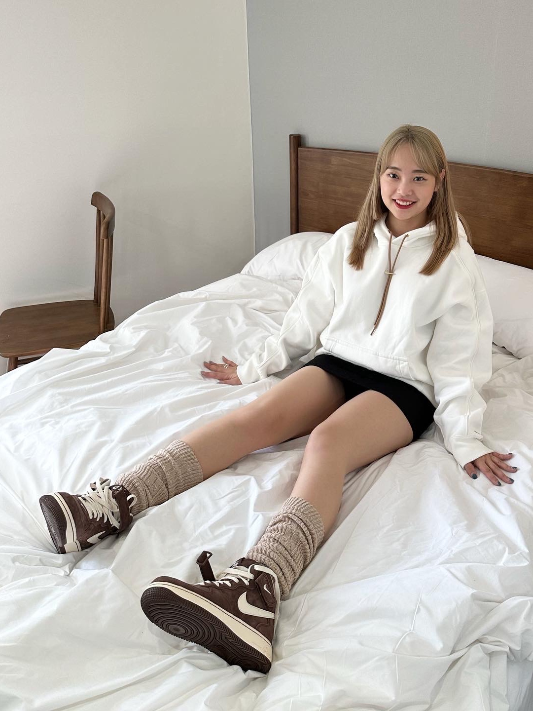 Nike Air Force 1 Mid '07 QS Chocolate, Nike x Jacquemus NRG Fleece Hoodie Sail - Asia 착용 스타일 - 2
