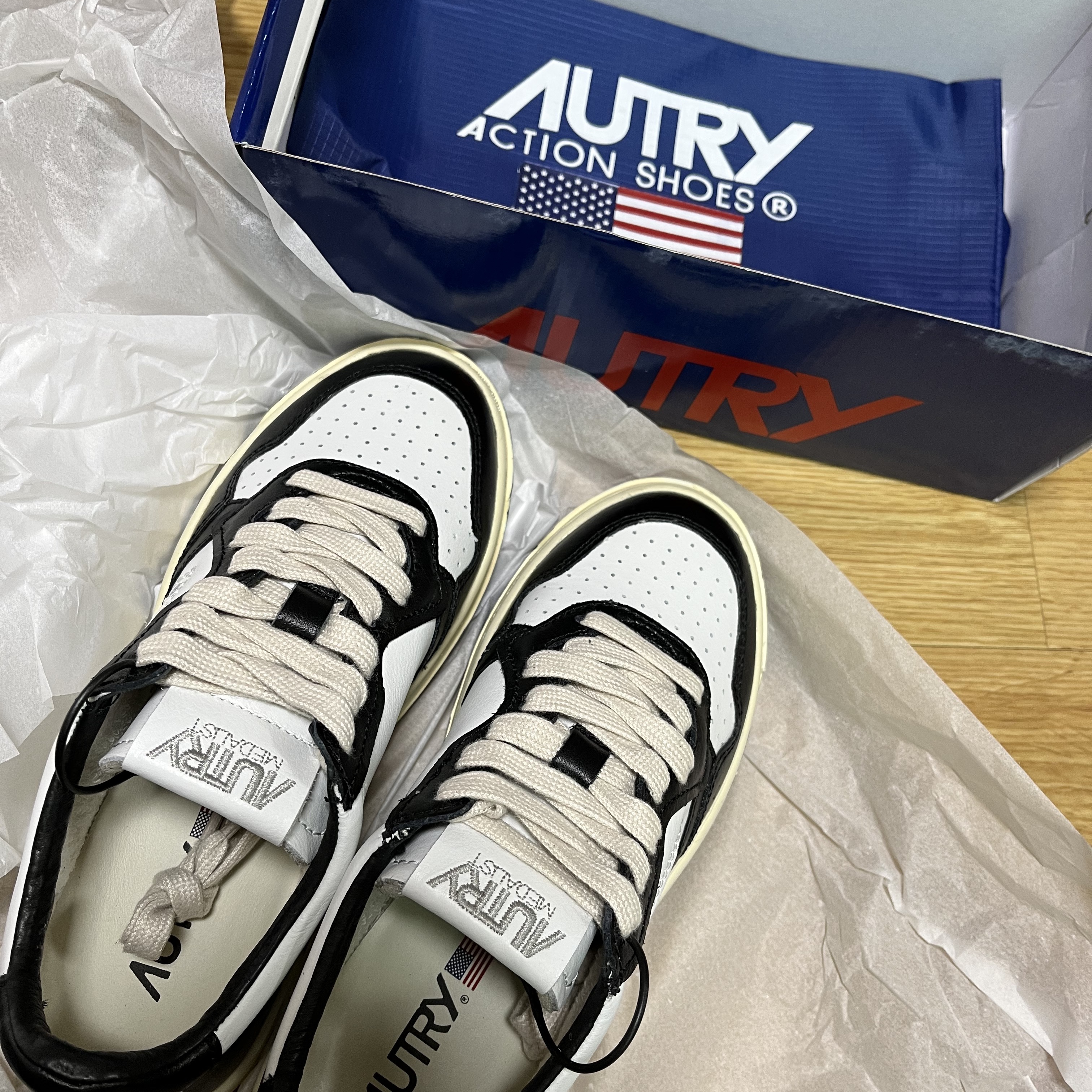 (W) Autry Medalist Low Leather Sneakers Black White 착용 스타일