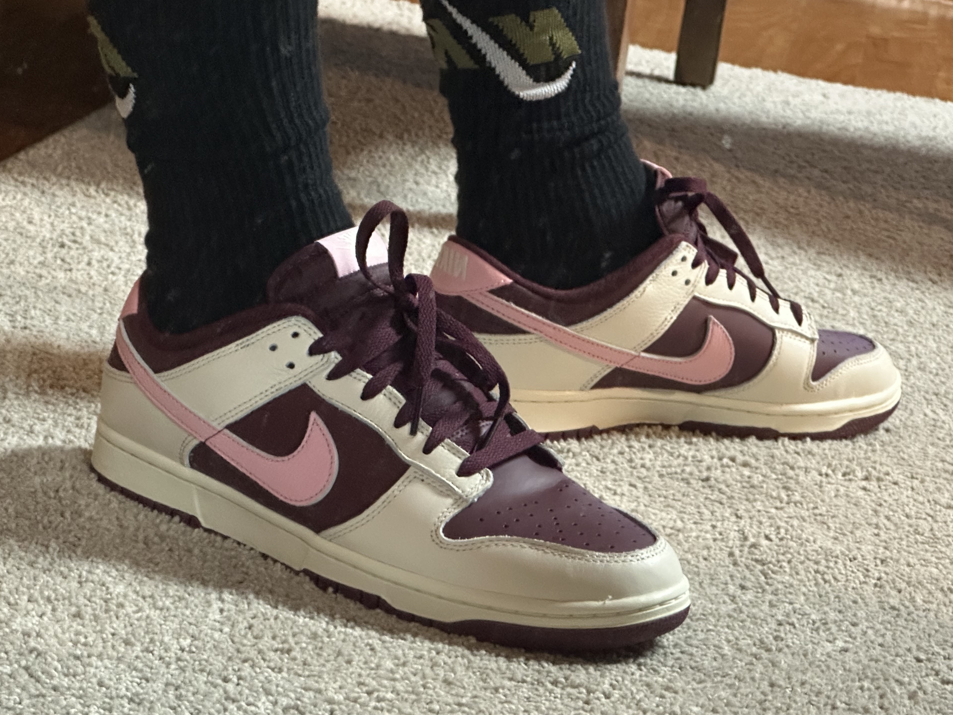 NIke Dunk Low Retro Night Maroon and Medium Soft Pink 착용 스타일 - 1