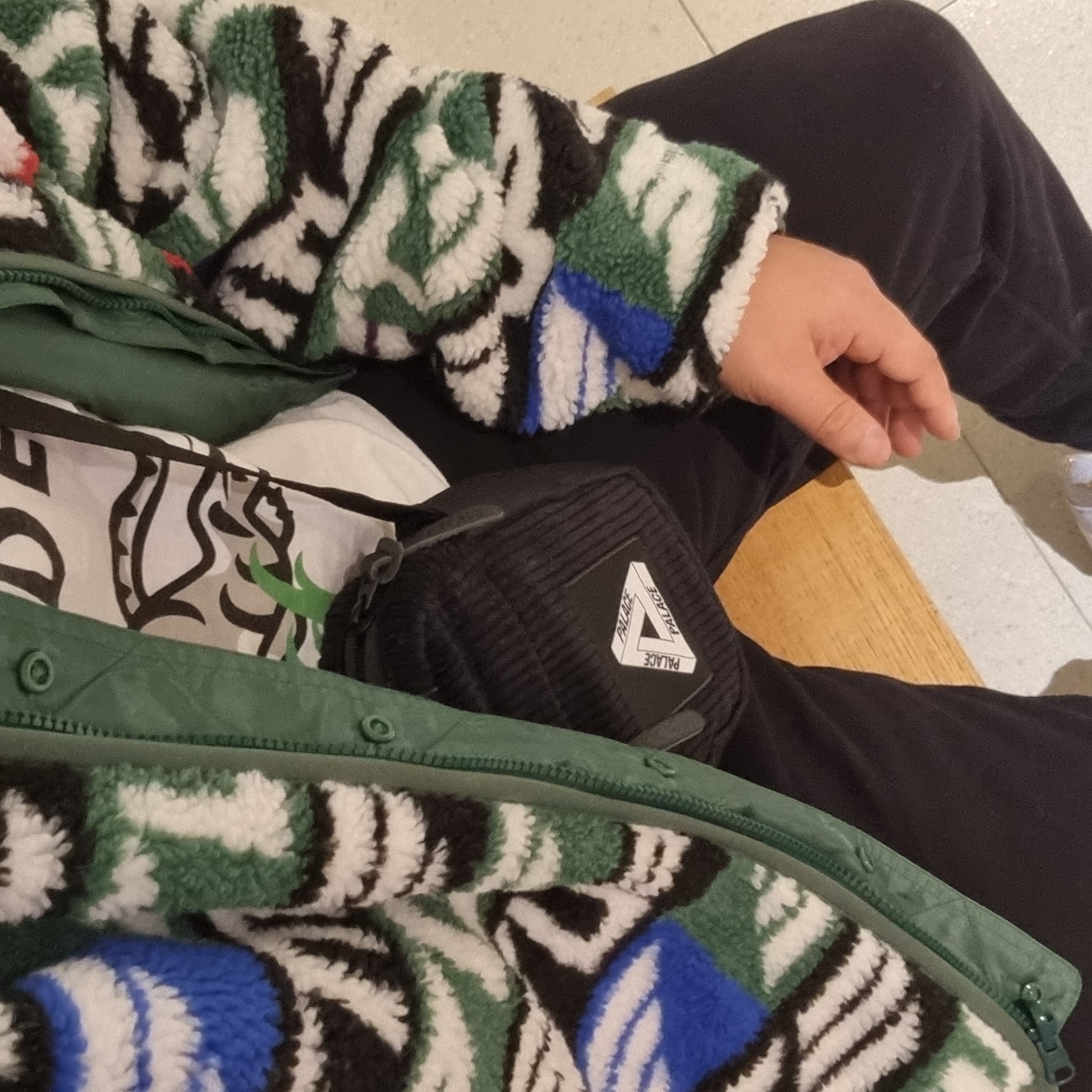 Supreme Geo Reversible Windstopper Fleece Jacket Multicolor - 22FW, Nike x Sean Cliver SB Dunk Low Holiday Special 착용 스타일