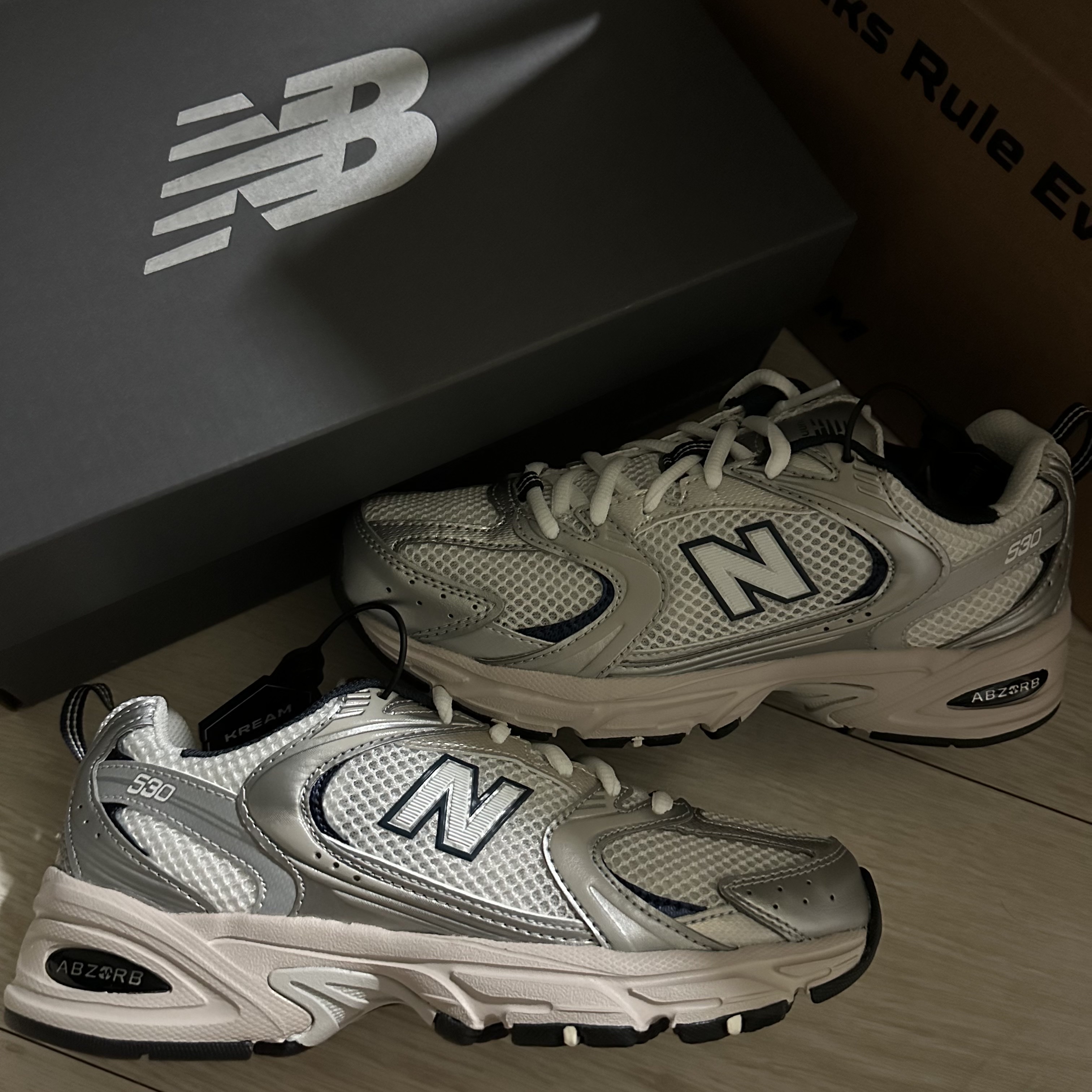 New Balance 530 Steel Grey 착용 스타일 - 1
