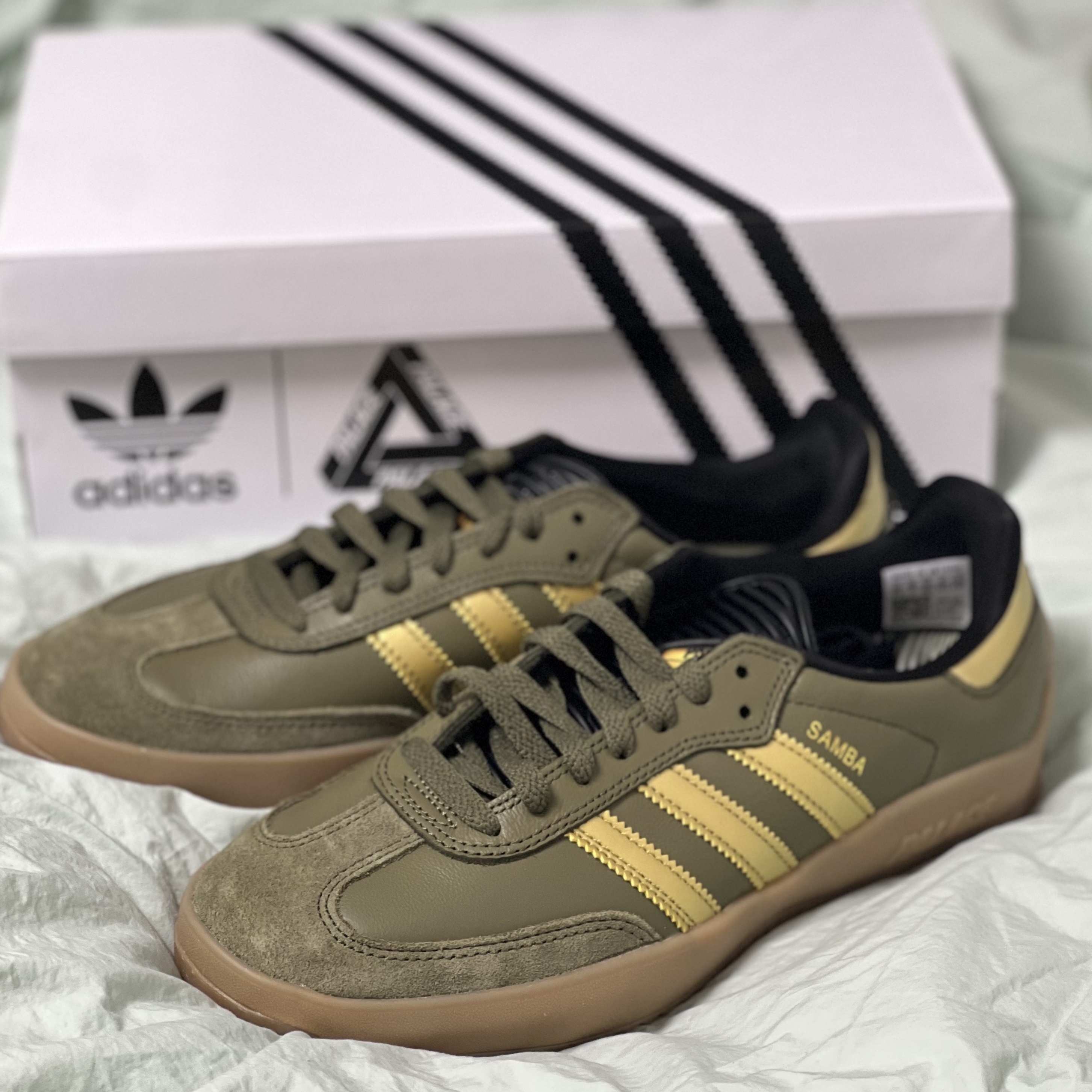 Adidas x Palace Samba Olive Gold 착용 스타일 - 1