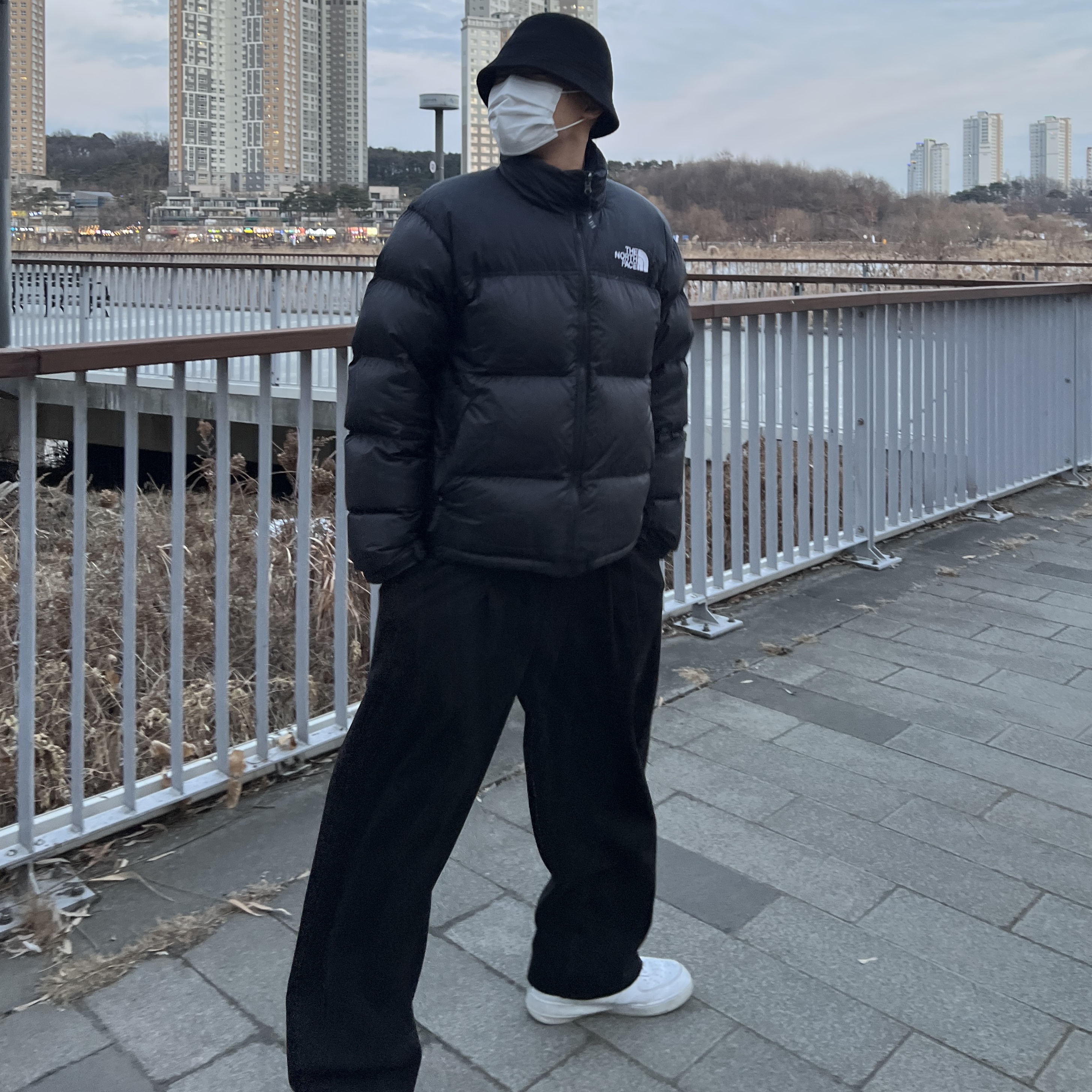 The North Face 1996 Eco Nuptse Jacket Black, Nike Air Force 1 '07 Low White 착용 스타일 - 2
