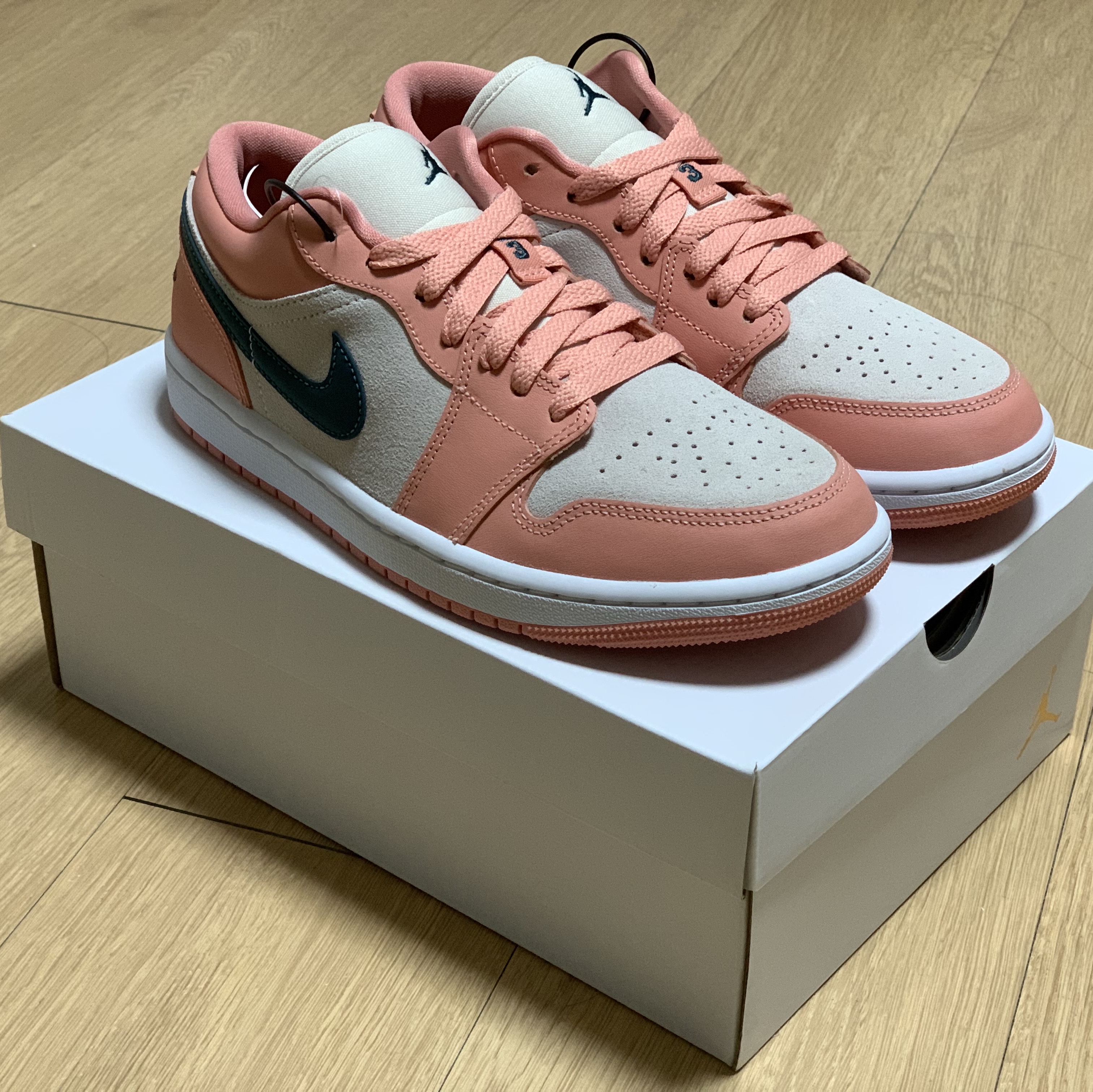 (W) Jordan 1 Low Light Madder Root 착용 스타일 - 1