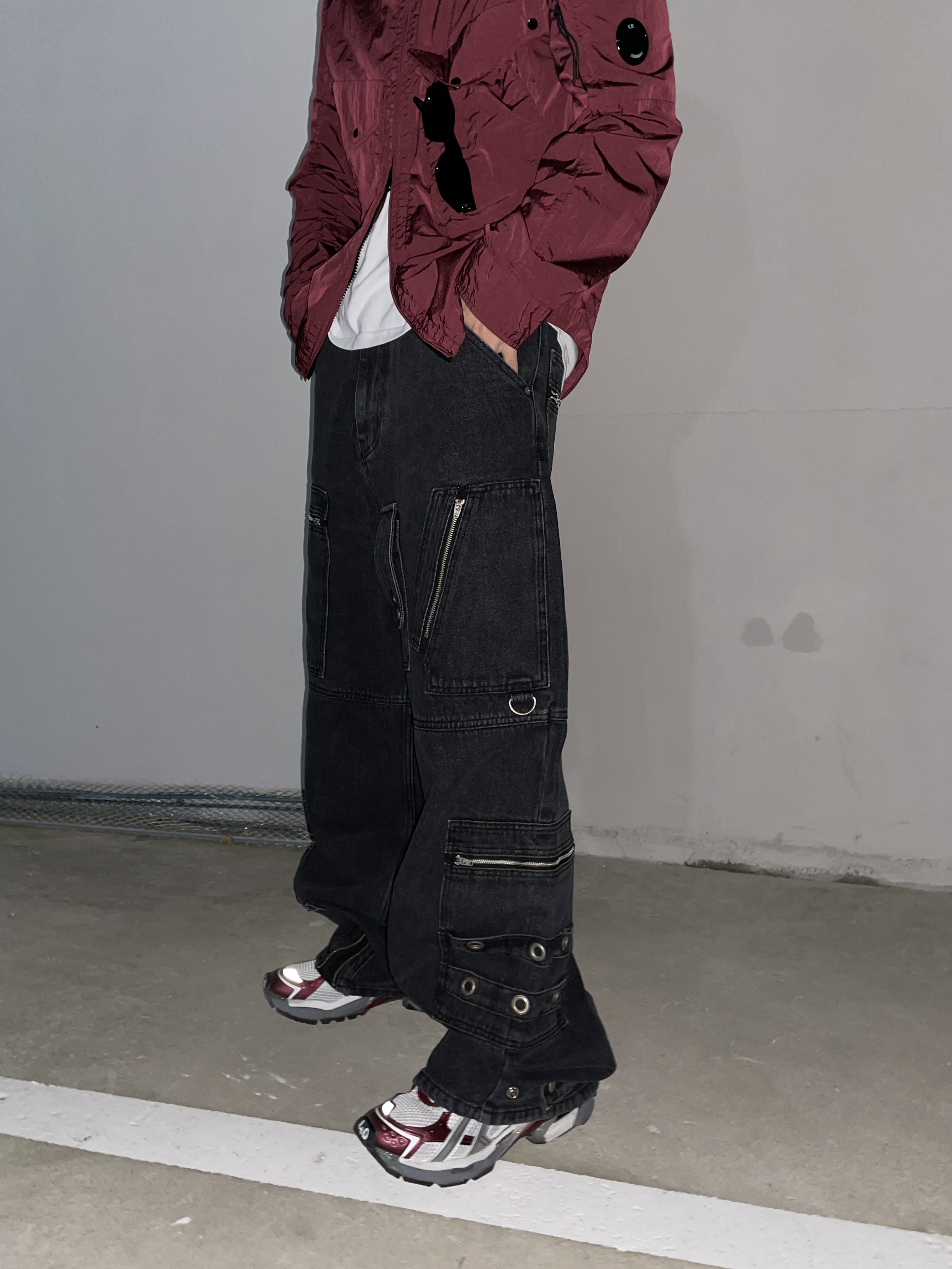 Balenciaga Runner Sneakers Grey Burgundy 착용 스타일 - 3