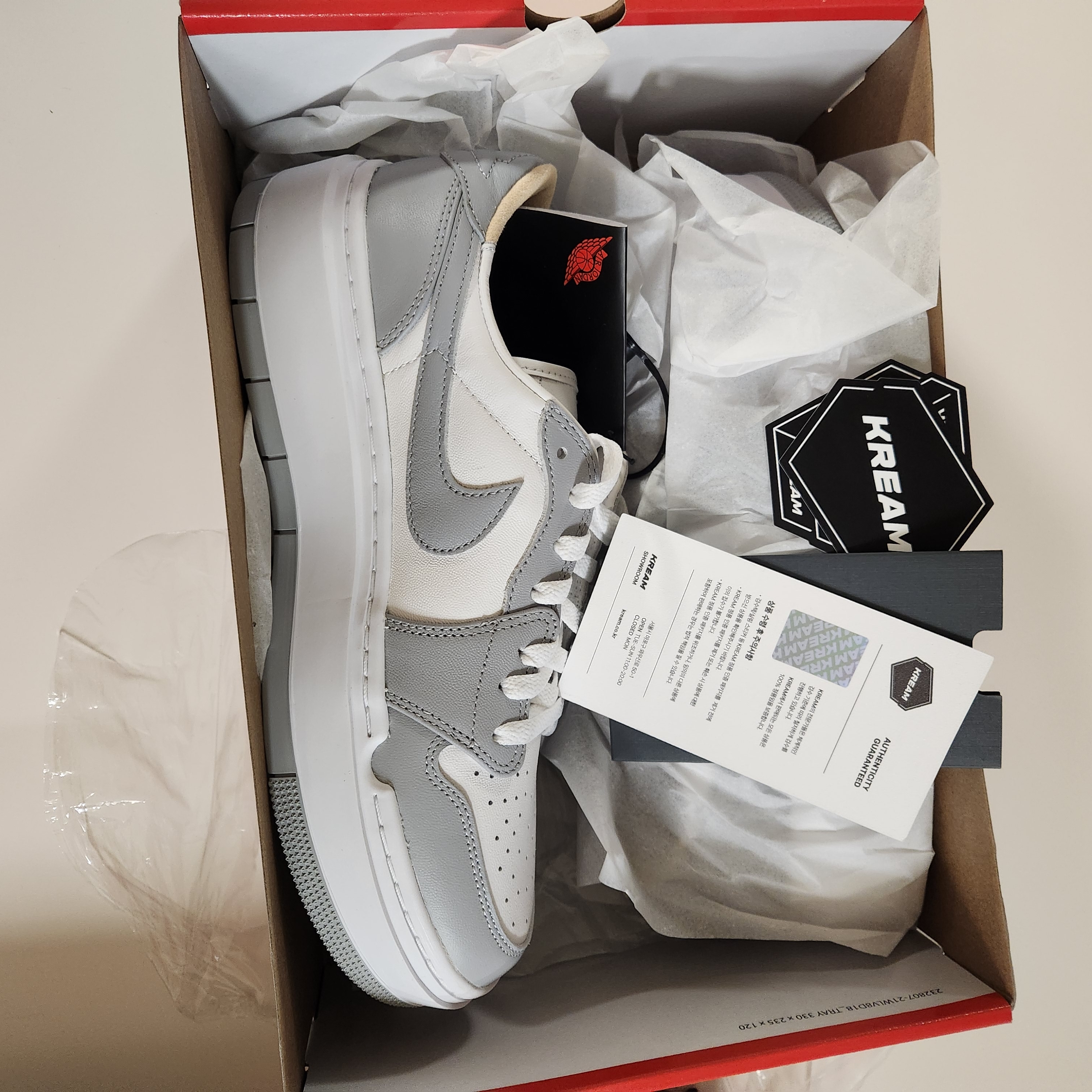 (W) Jordan 1 Elevate Low White and Wolf Grey 착용 스타일 - 2