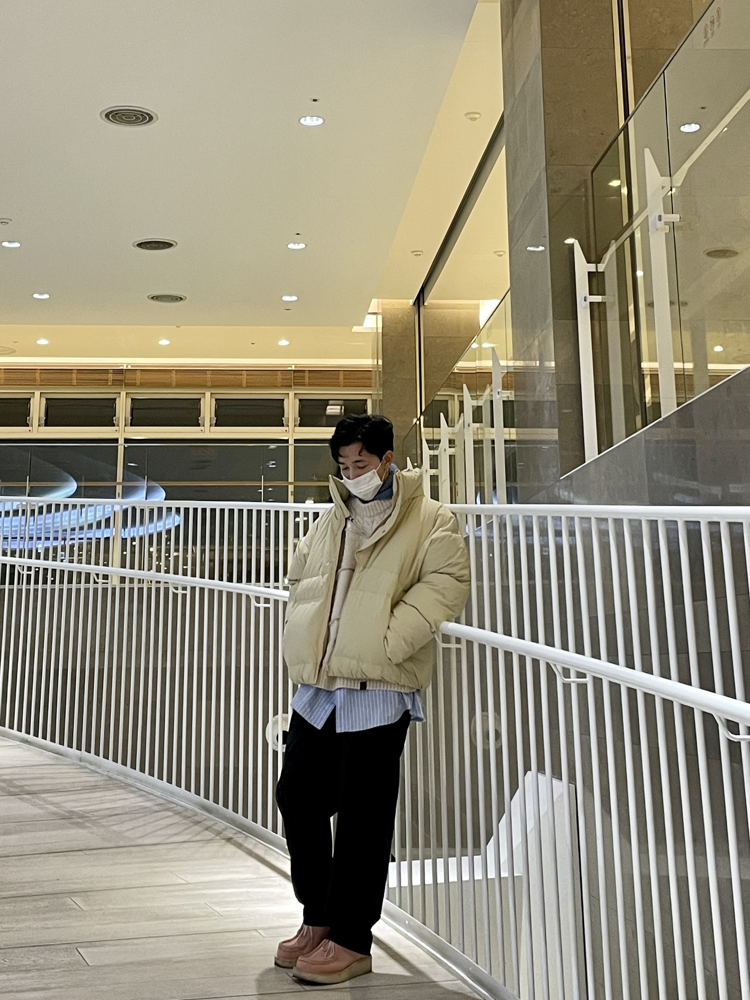 Zara x Ader Error Patchwork Oversize Knit Sweater Cream, Zara x Ader Error Striped Poplin Shirt Stripe 착용 스타일 - 5