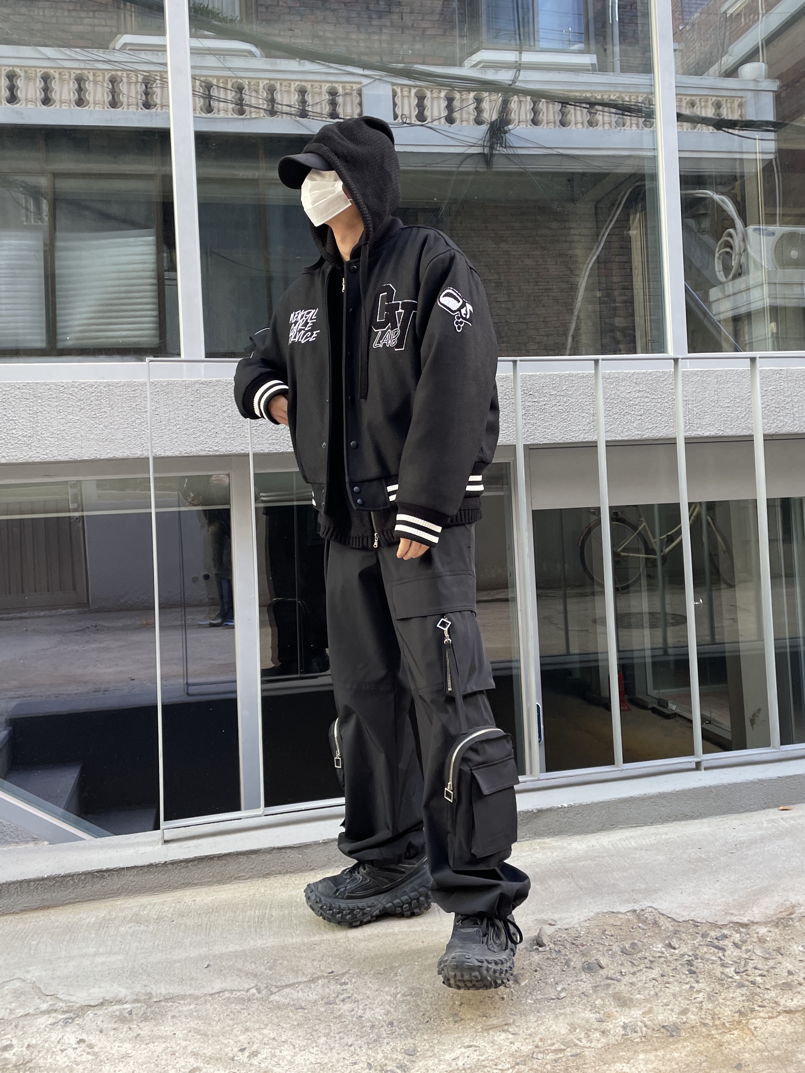Balenciaga Defender Sneakers Black 착용 스타일 - 3