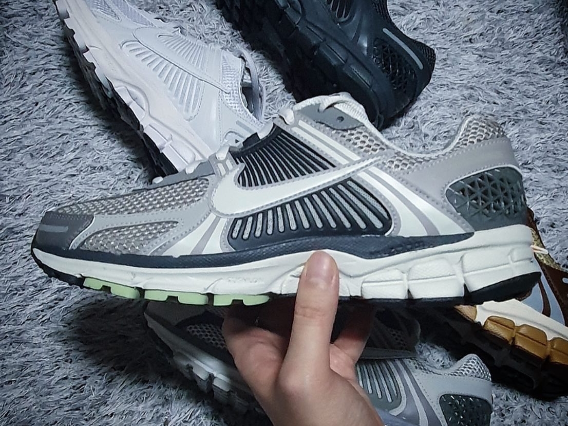 Nike Zoom Vomero 5 PRM Light Iron Ore and Flat Fewter, (W) Nike Zoom Vomero 5 Cobblestone and Flat Pewter 착용 스타일 - 2