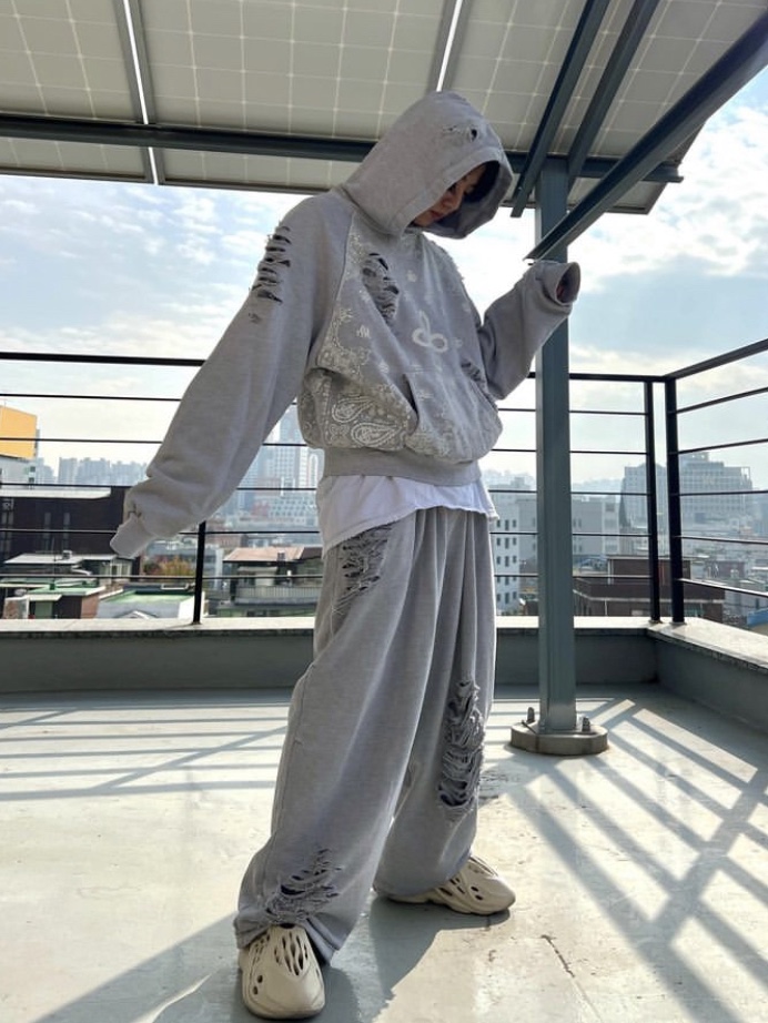 Adidas Yeezy Foam RNNR Sand 착용 스타일