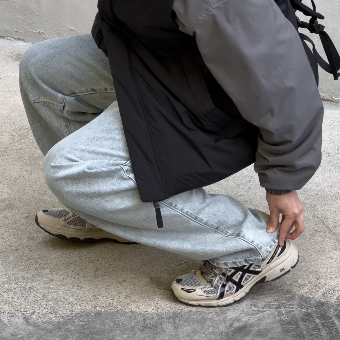 Asics Gel-Venture 6 Feather Grey Black 착용 스타일 - 3